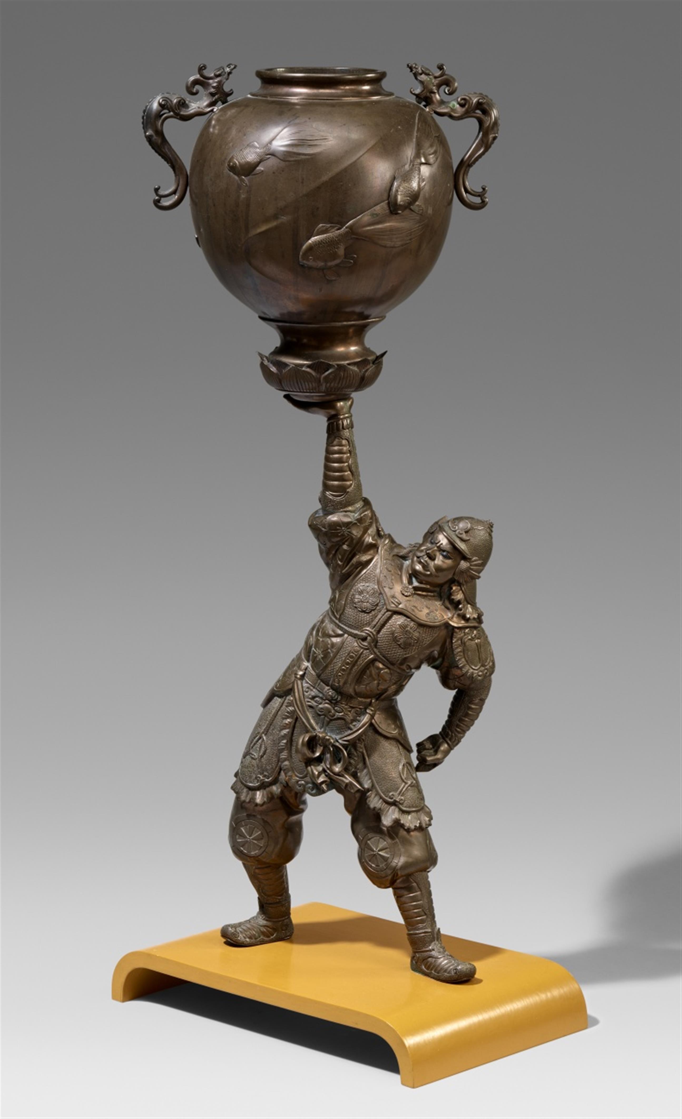 Samurai, einen Topf stemmend. Bronze. Um 1900 - image-1