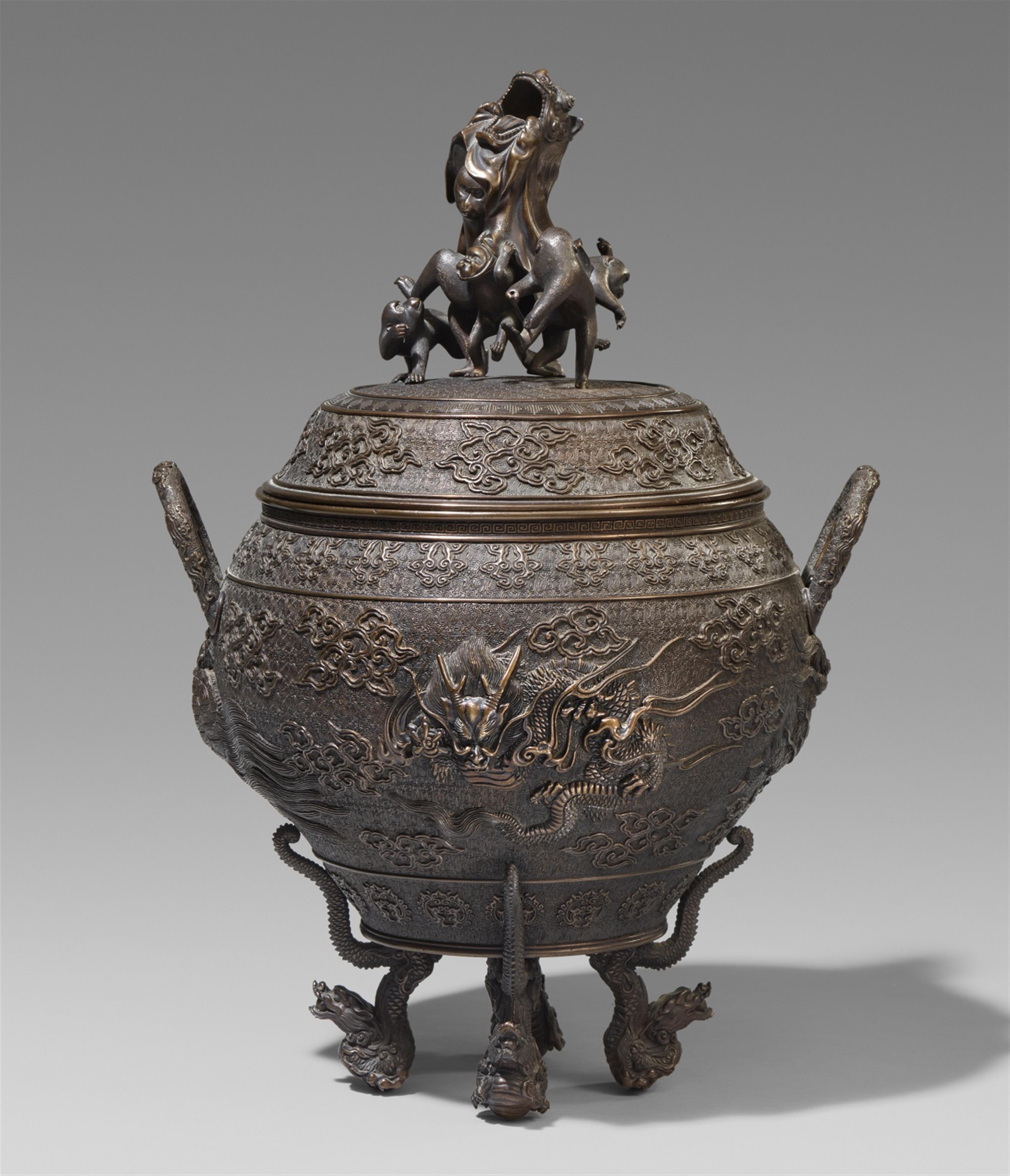 A fine large bronze lidded pot. Late 19th century - image-1