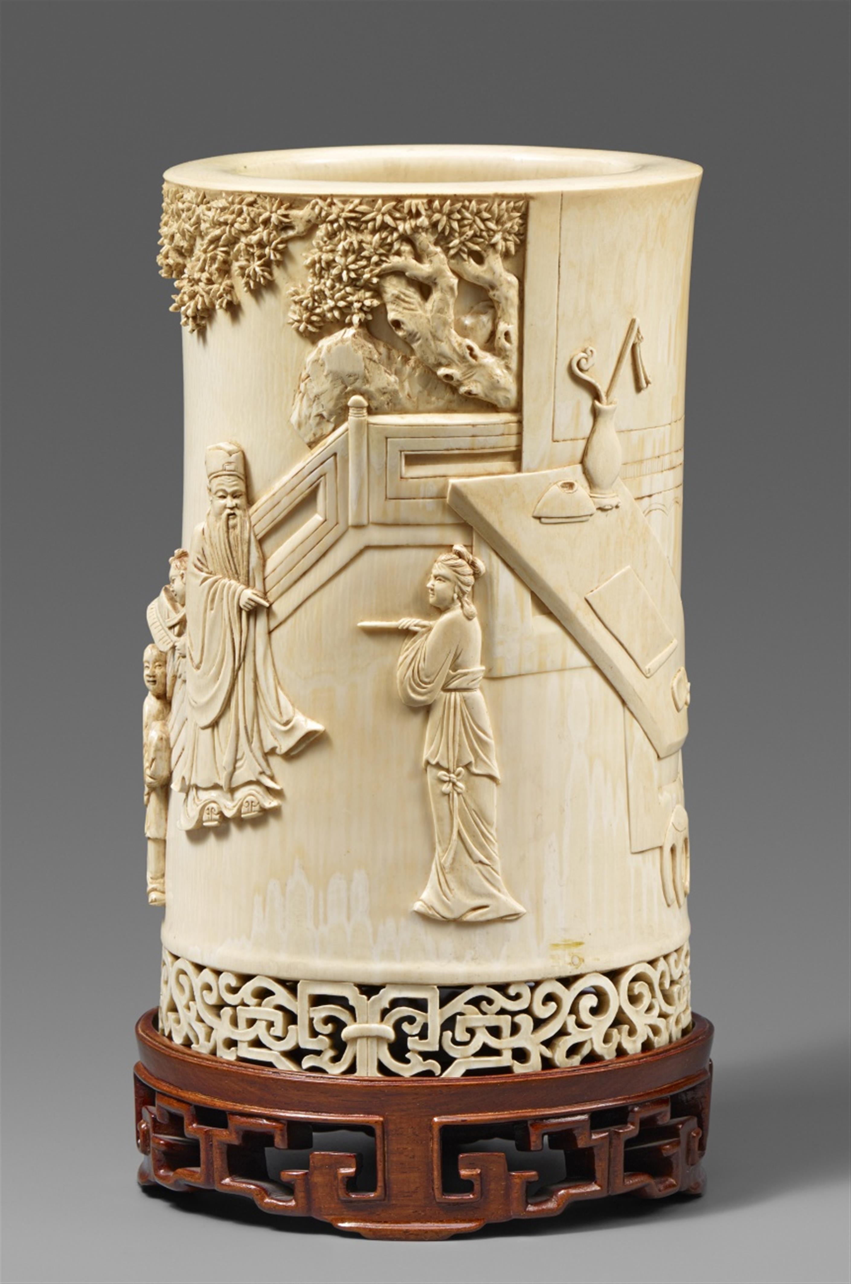 An ivory brush pot. First half 20th century - image-1