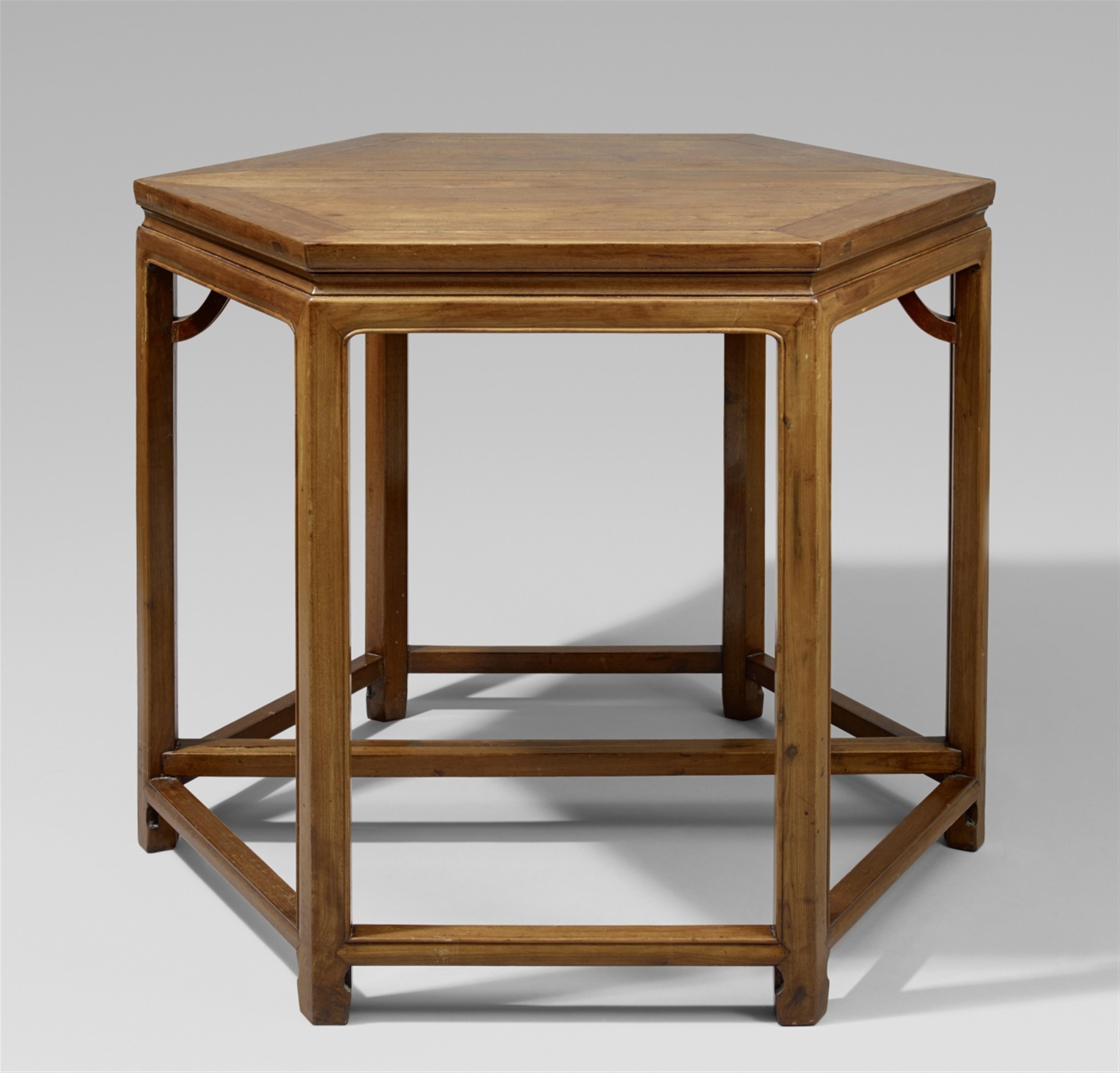 Paar trapezförmige Tische. Hongmu-Holz. 19. Jh. - image-2