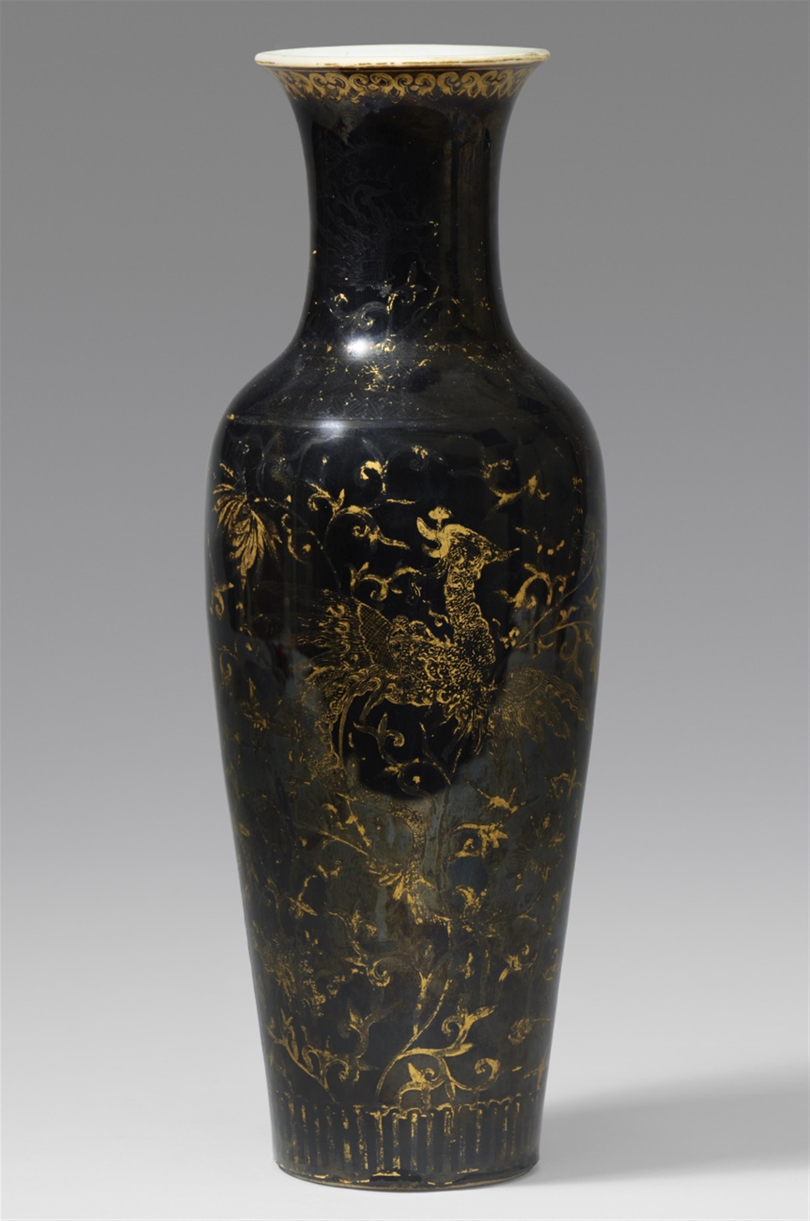 Vase mit spiegelschwarzer Glasur und Golddekor. Qing-Zeit (1644-1911) - image-1