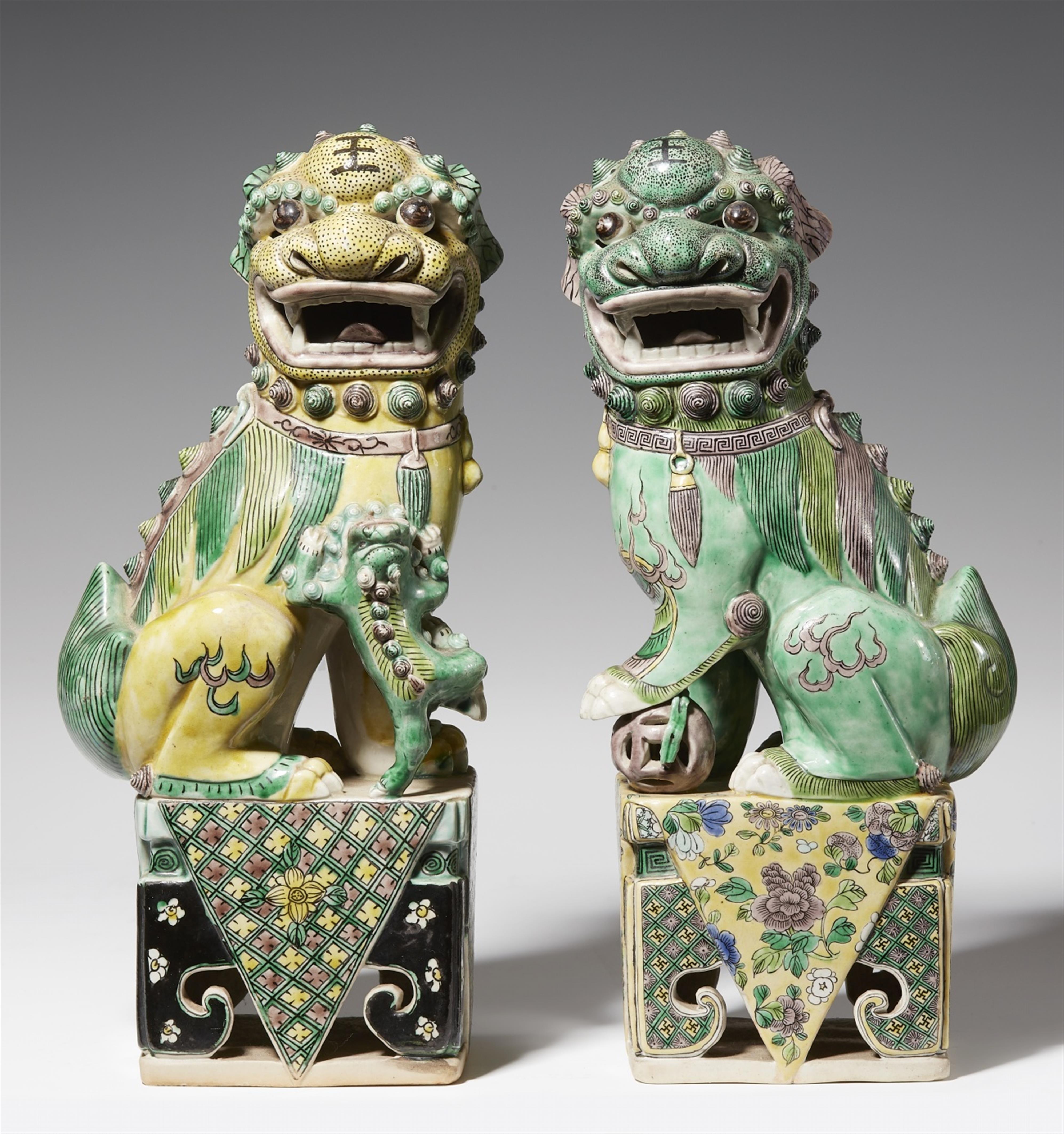 Paar Figuren buddhischtischer Löwen. Email sur biscuit. Qing-Zeit (1644-1911) - image-1