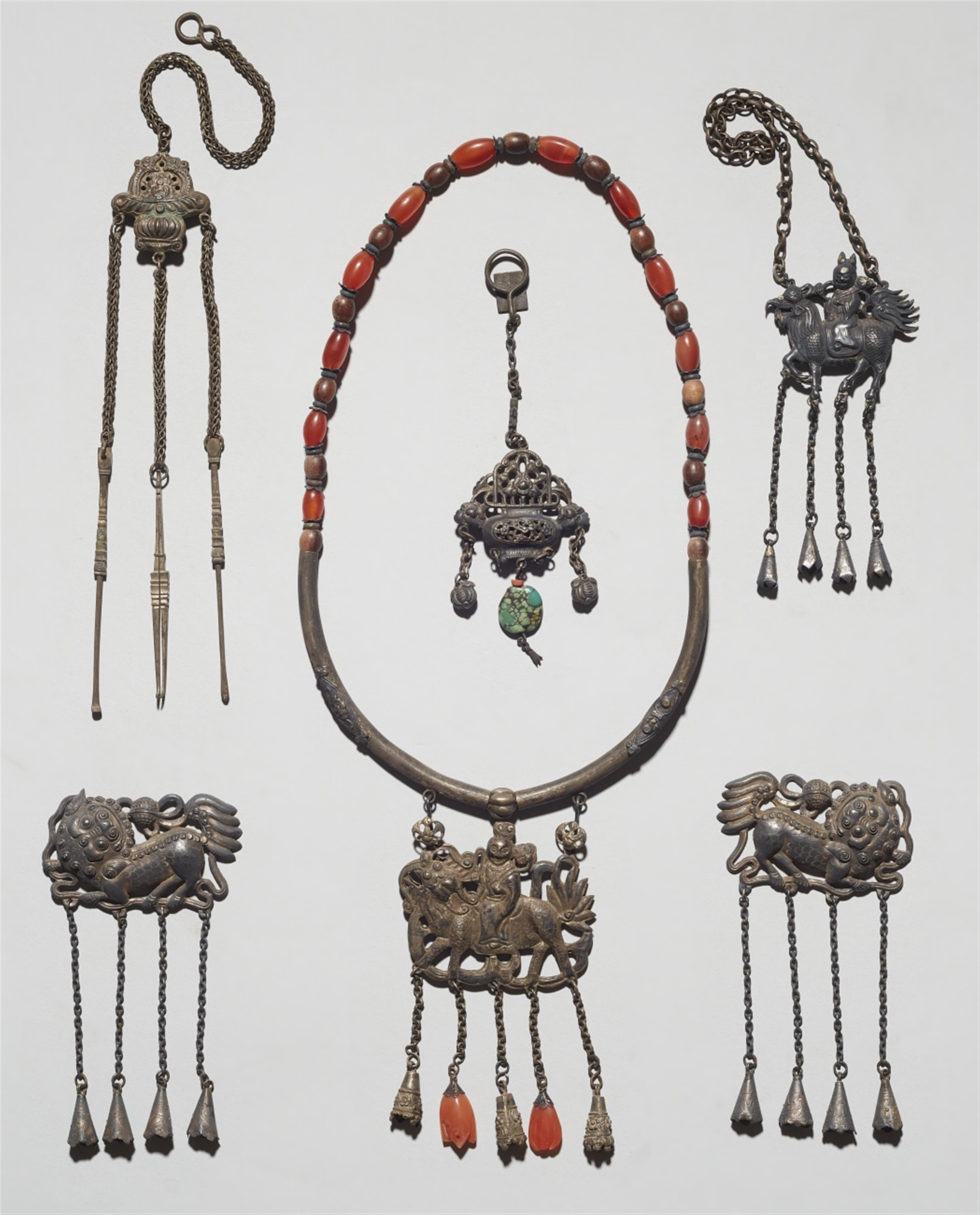 Five chased silver adornments. Late 19th century - image-1