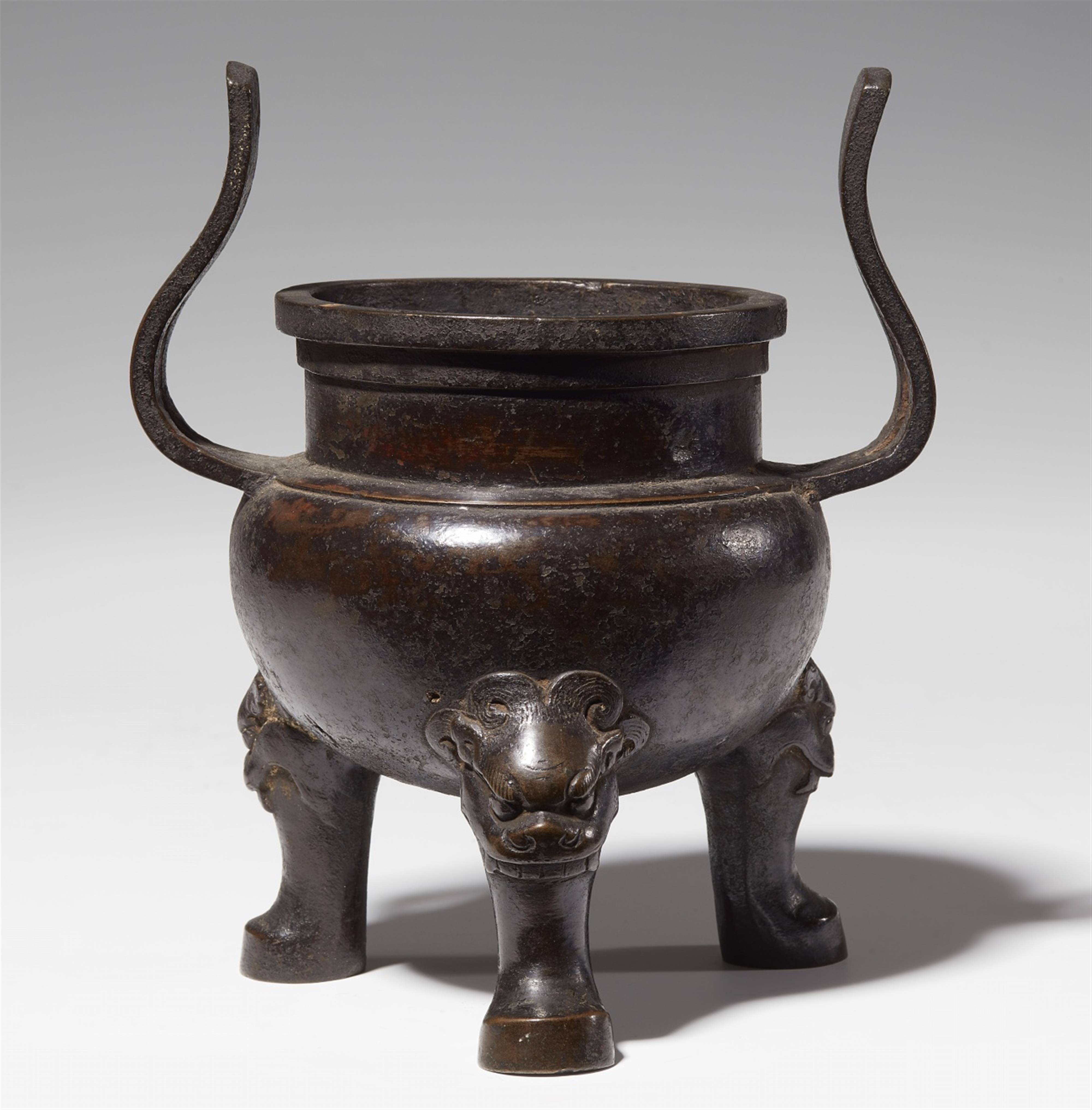 A bronze incense burner. Ming dynasty - image-1