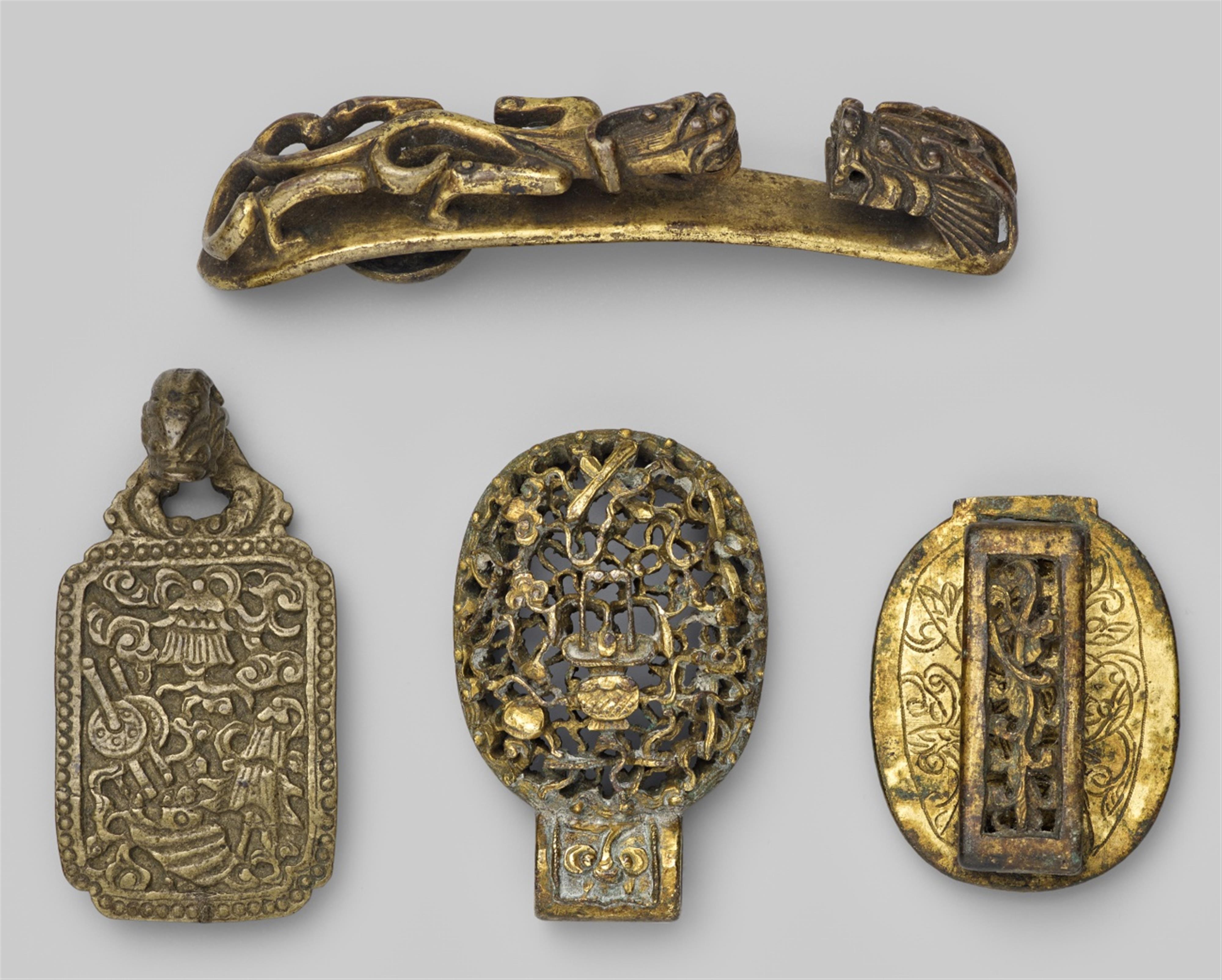 Konvolut von einem Gürtelhaken und drei Gürtelschnallen. Bronze, vergoldet. Qing-Zeit - image-1