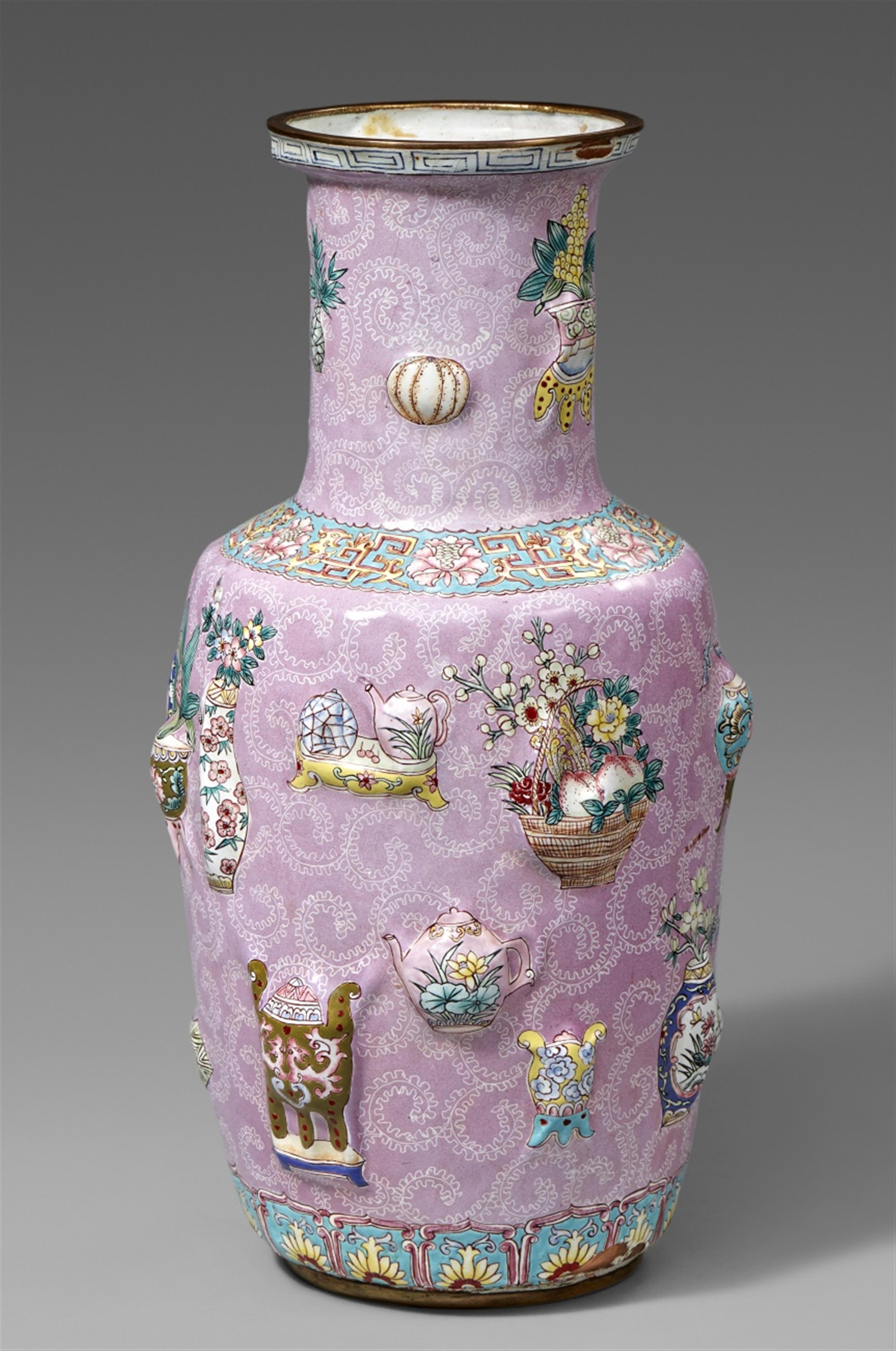 A large painted enamel Hundred Antiques rouleau vase. Late 19th century - image-1