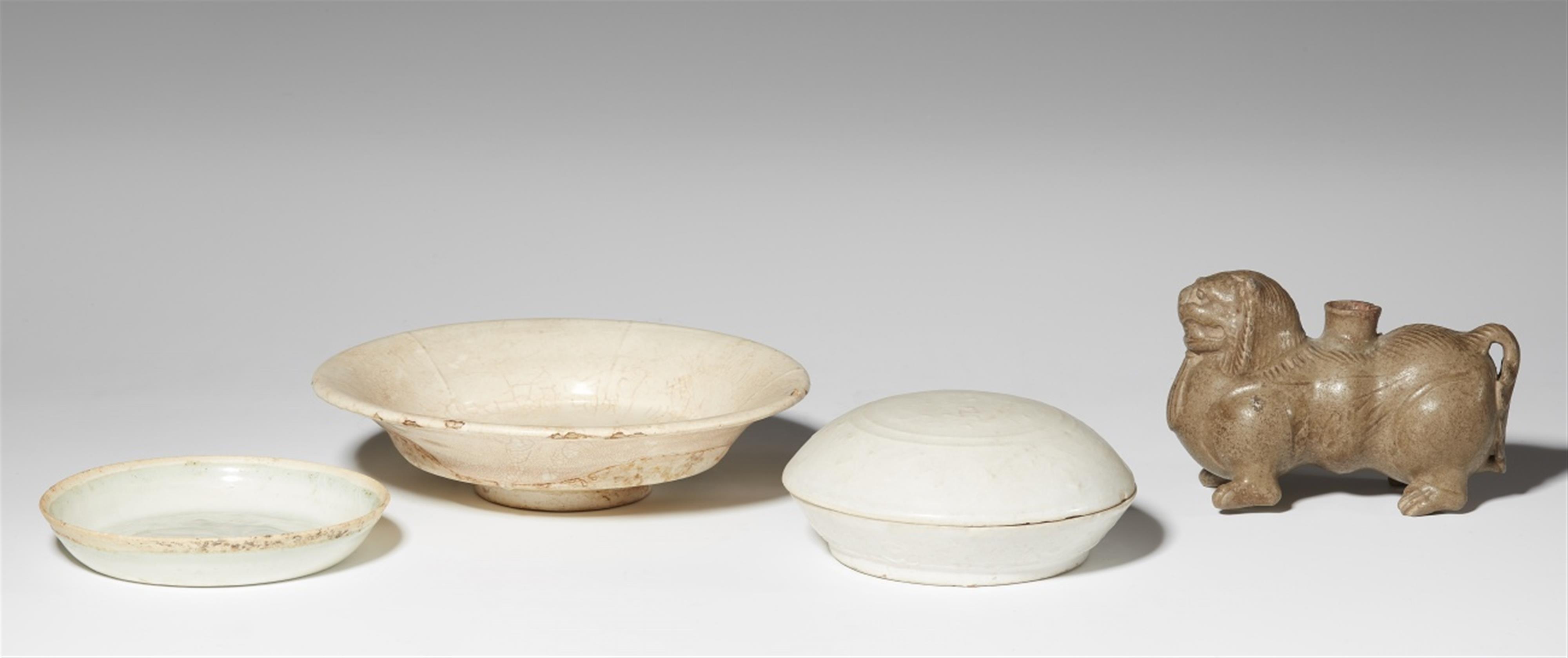 A box and cover and two small dishes, Song dynasty (907-1279) and a bixie-shaped stand. Yueao. Western Jin dynasty, 3rd/4th century - image-1