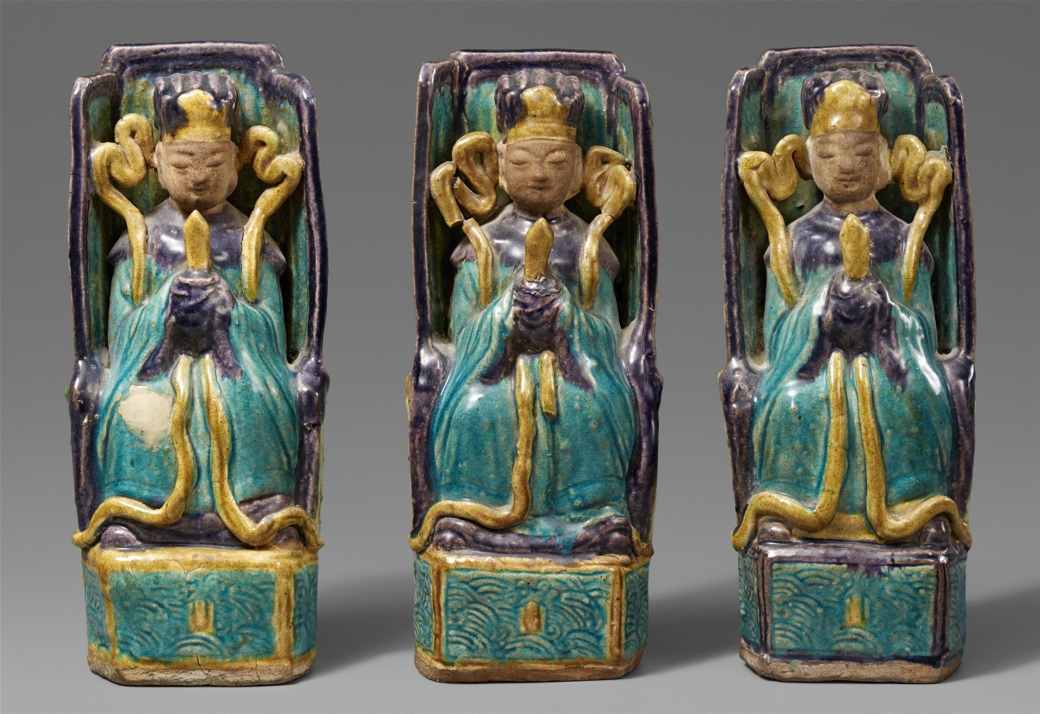 Drei Figuren von Beamten mit sancai-Glasur. Ming-Zeit (1368-1644) oder später - image-1