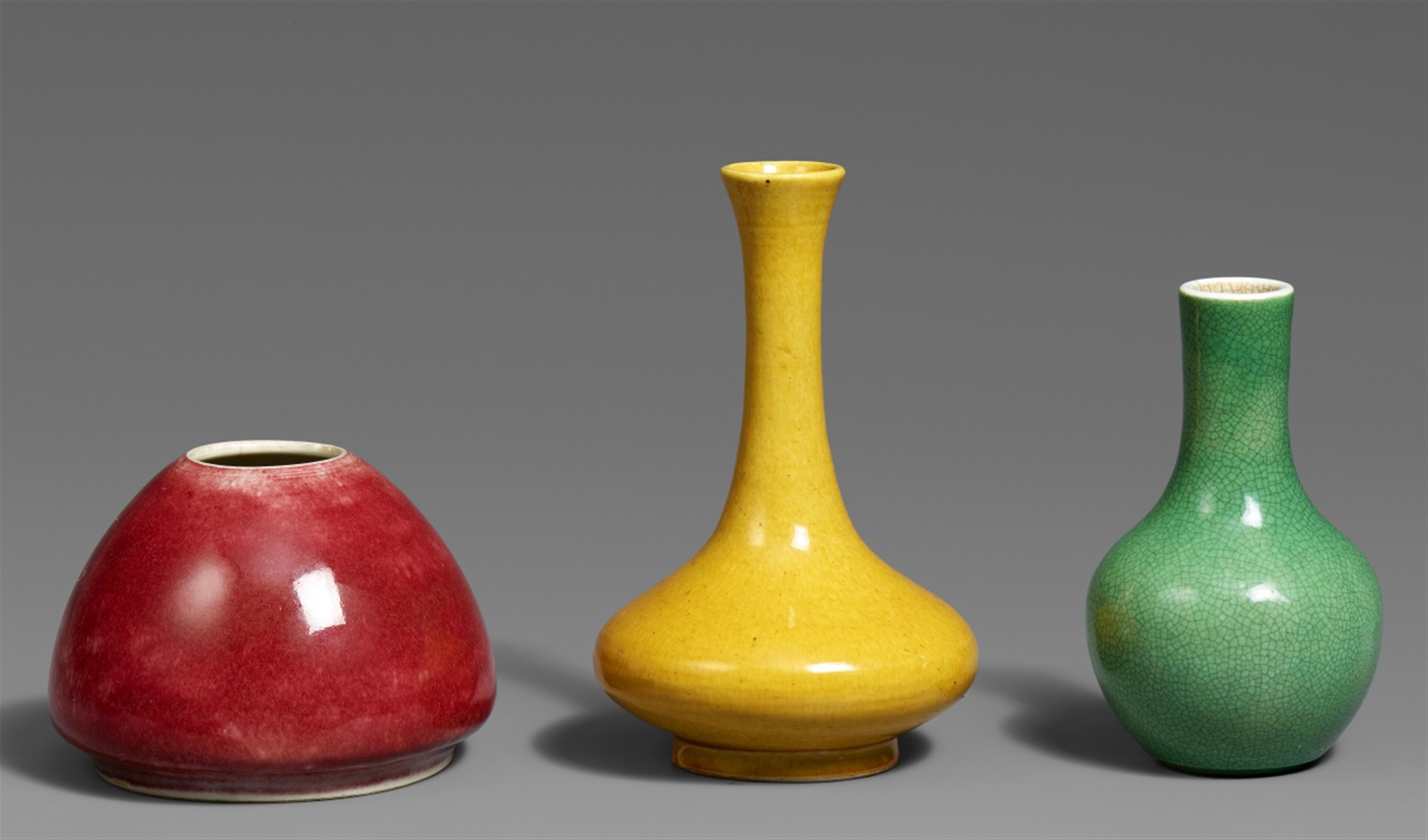 Three monochrome-glazed small vases. 19th century - image-1