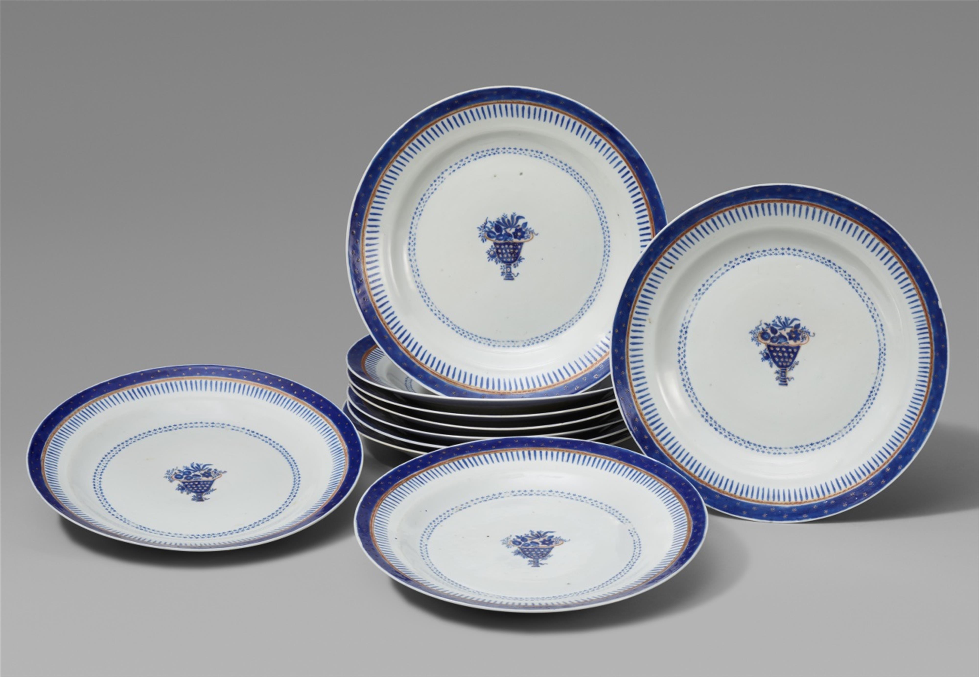 Zehn blau-weiße Teller für den skandinavischen Markt. 18. Jh. - image-1
