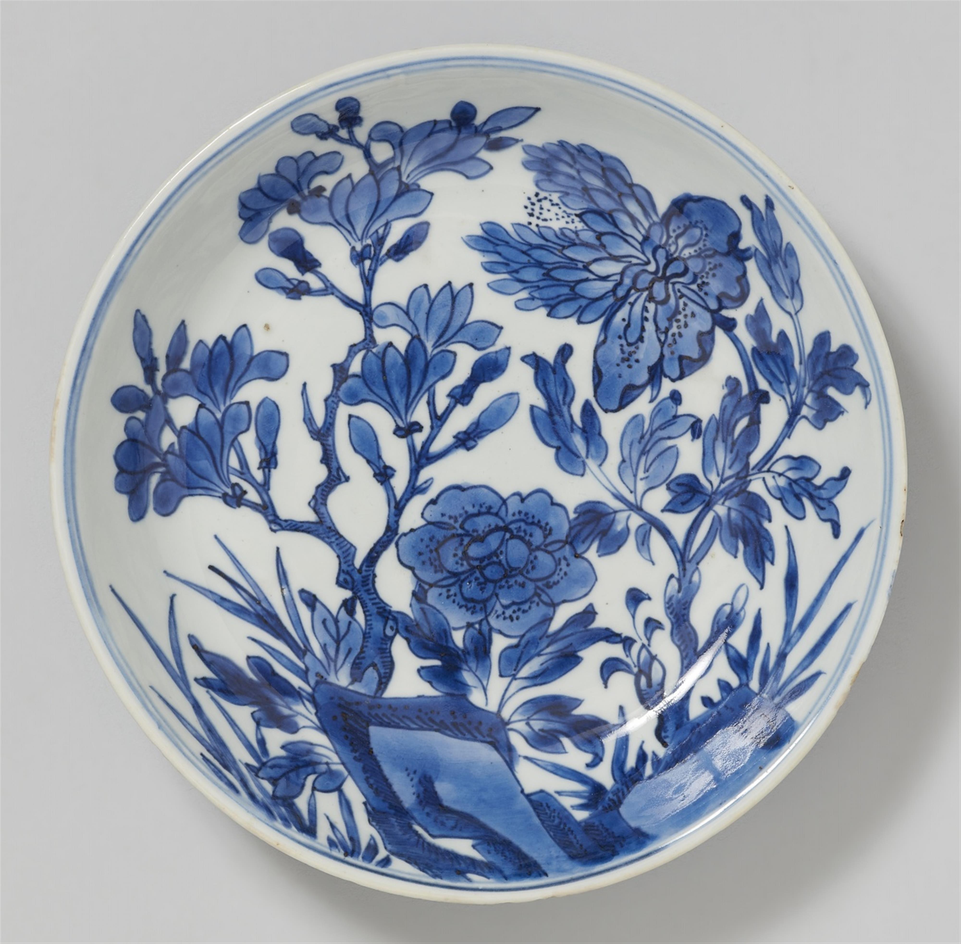 A blue and white saucer dish. 19th century - image-1