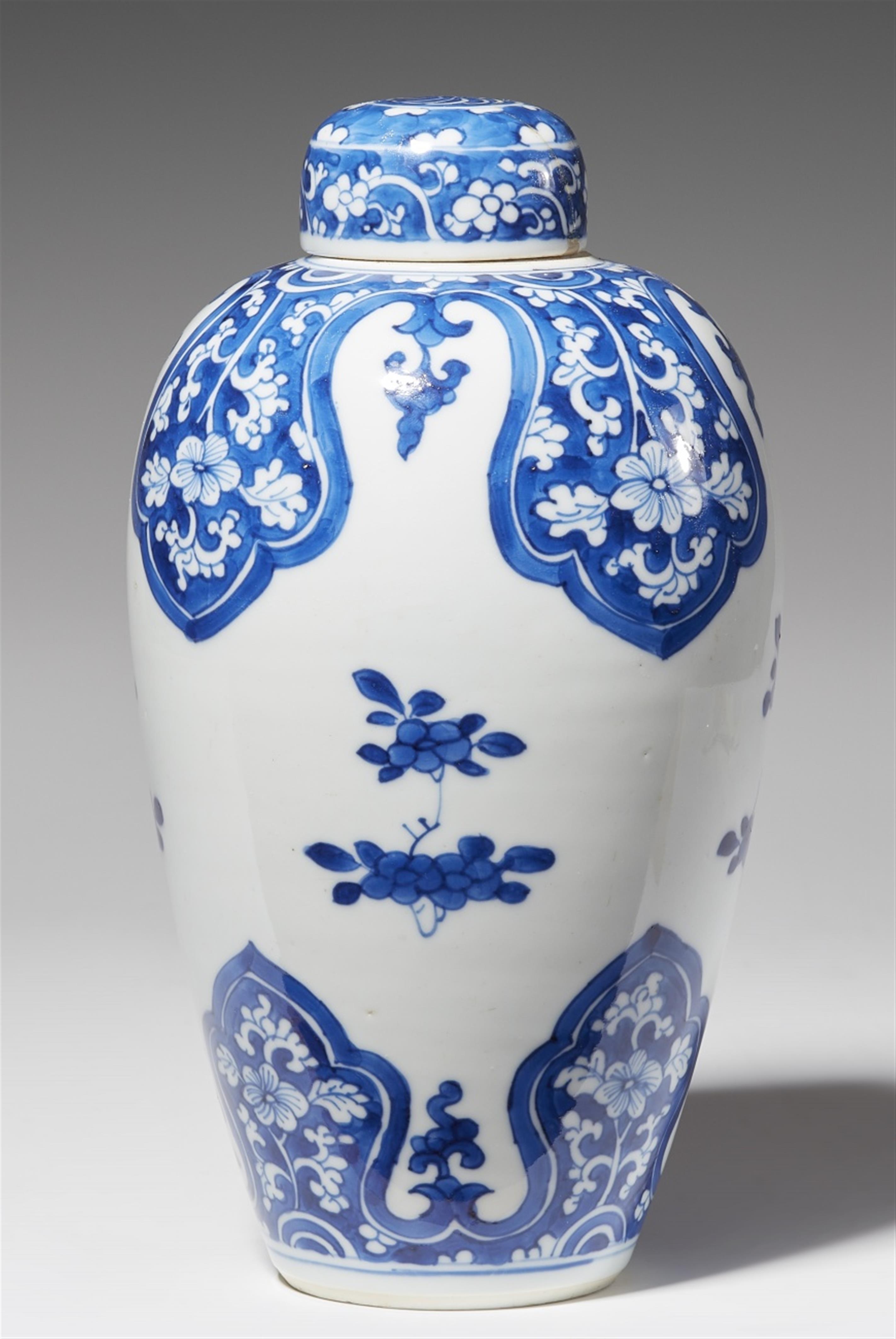An ovoid blue and white vase and cover. Kangxi period (1662-1722) - image-1