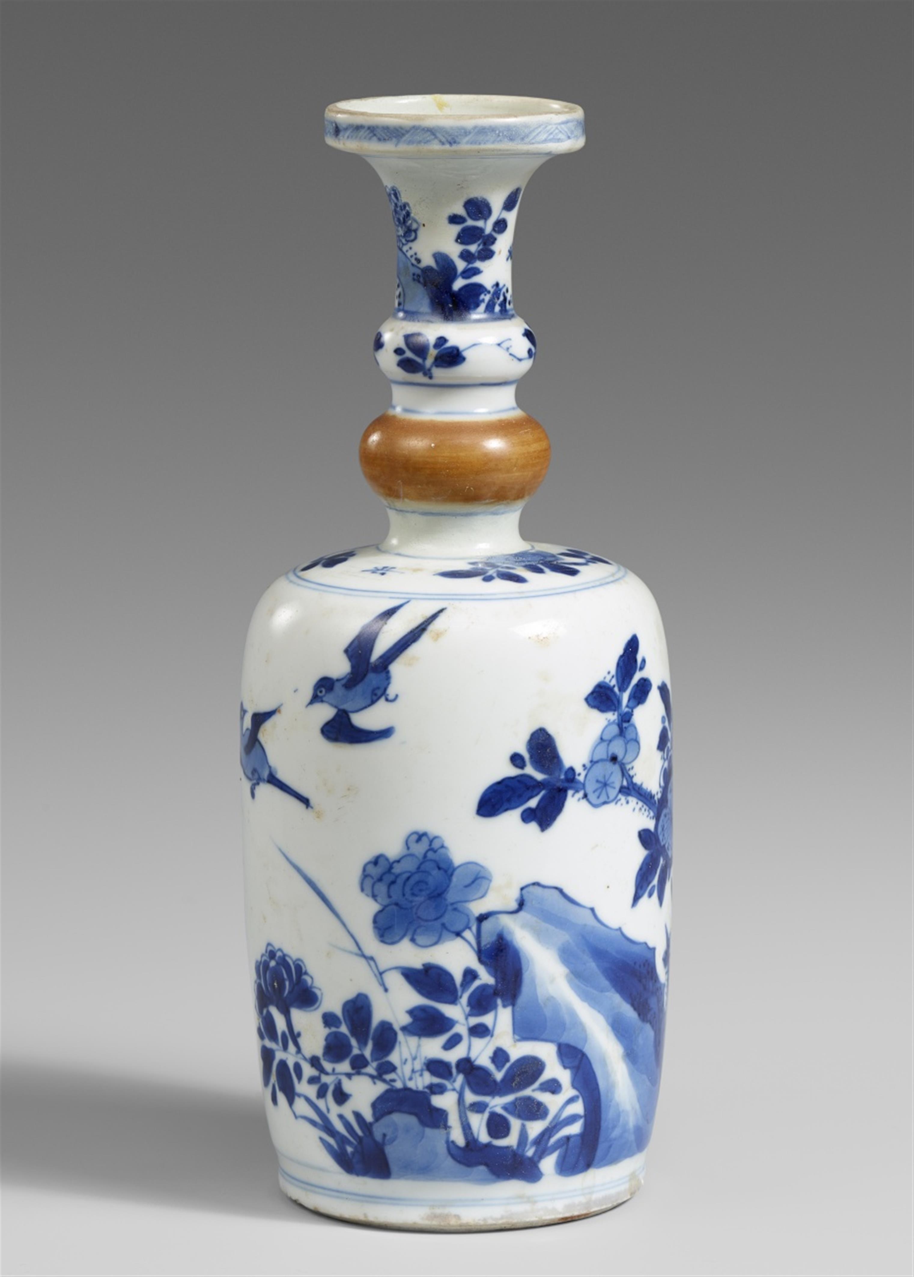 A blue and white vase. Kangxi period (1662-1722) - image-1