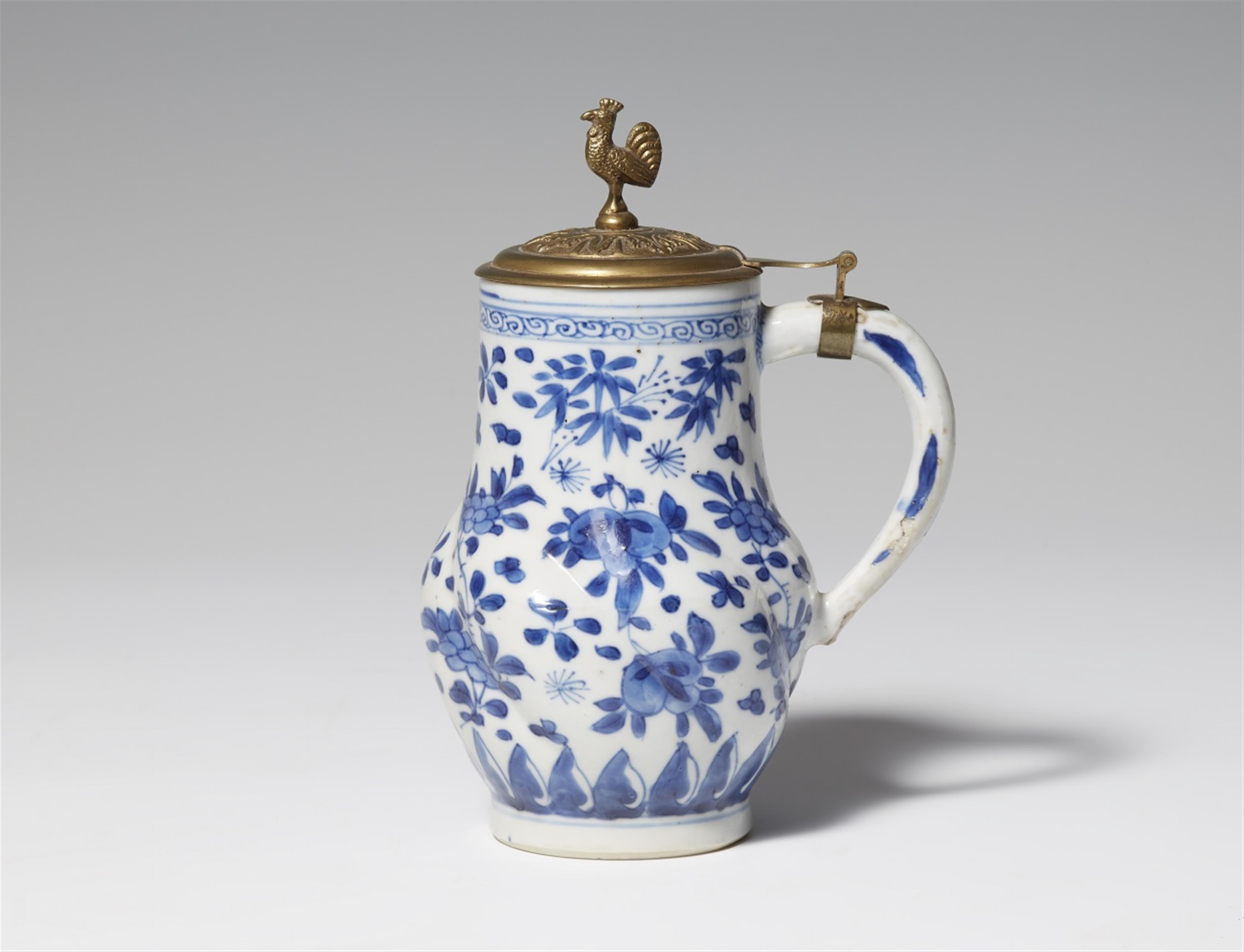 A blue and white tankard and cover. Kangxi period (1662-1722) - image-1