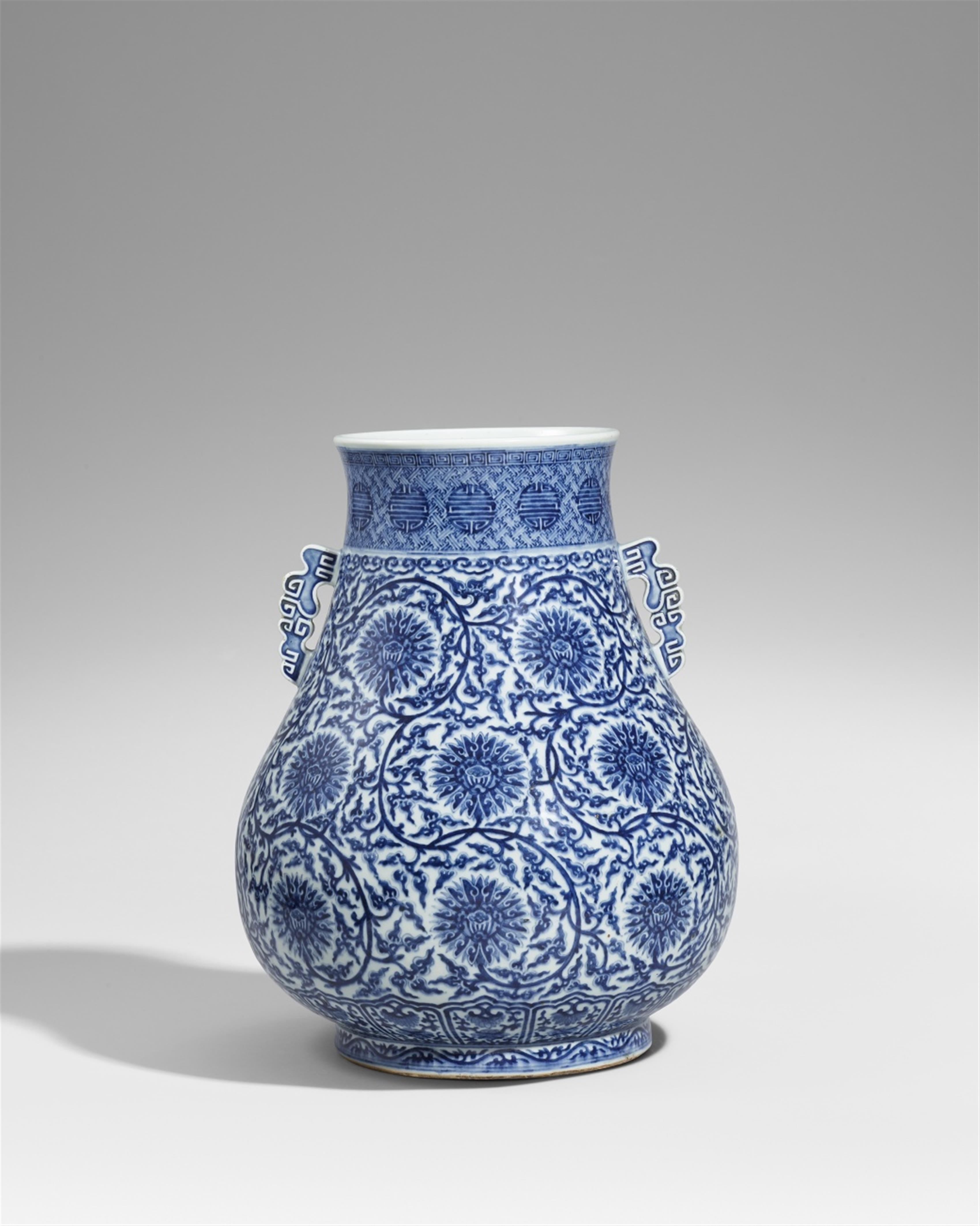 Große blau-weiße hu-Vase. 19. Jh. - image-1