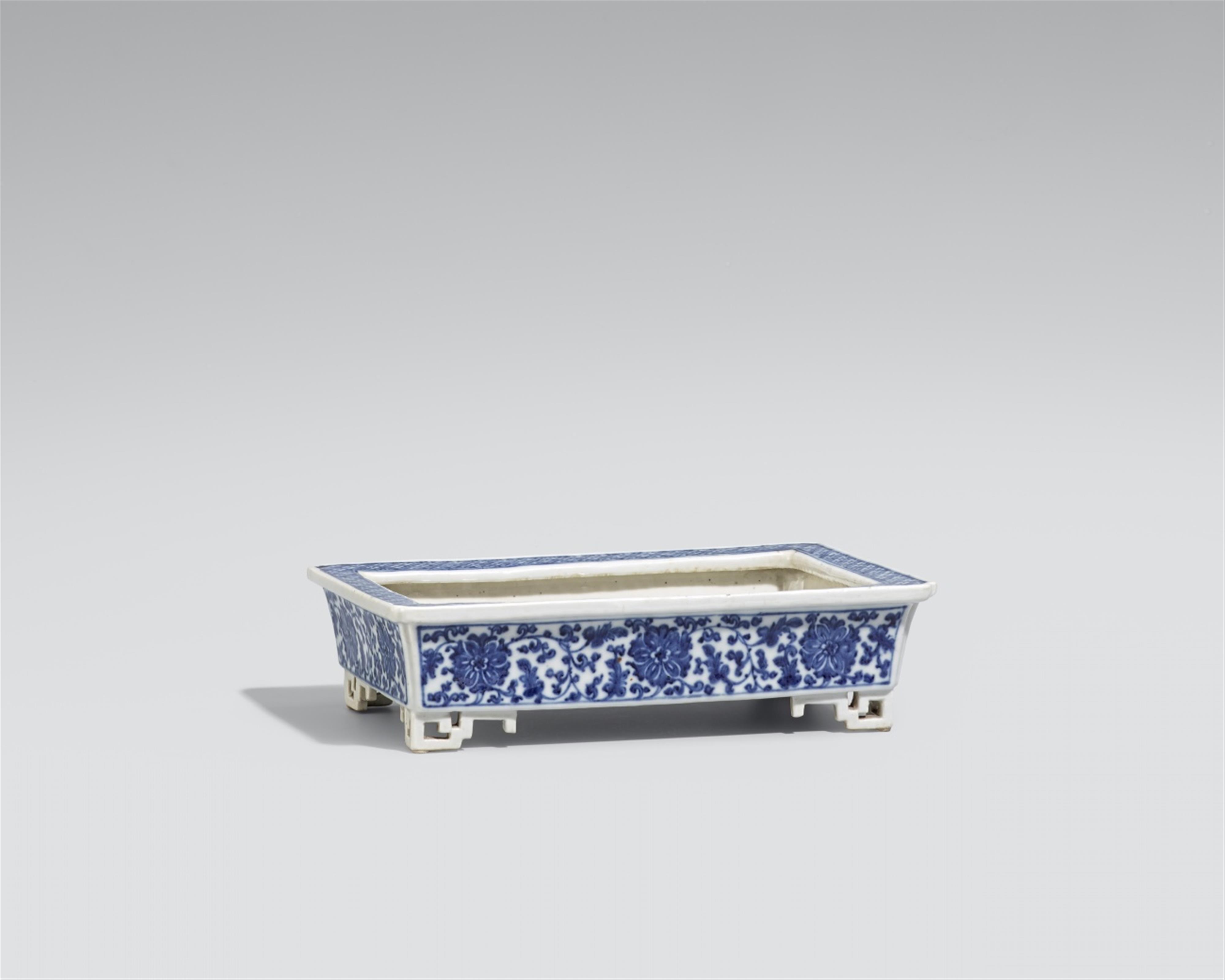 A blue and white jardinière. 19th century - image-1