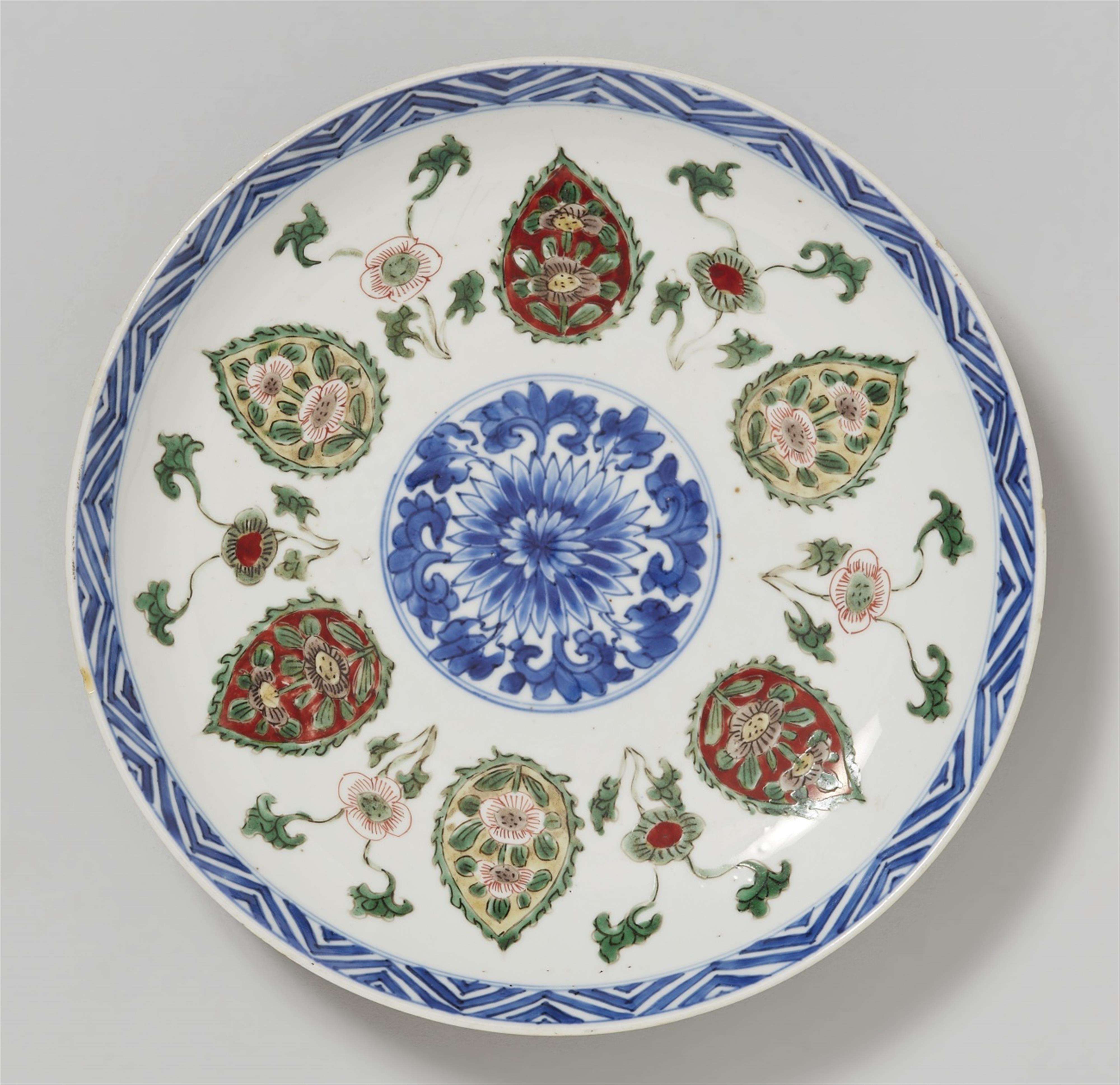A famille verte saucer dish. Kangxi period (1662-1722) - image-1