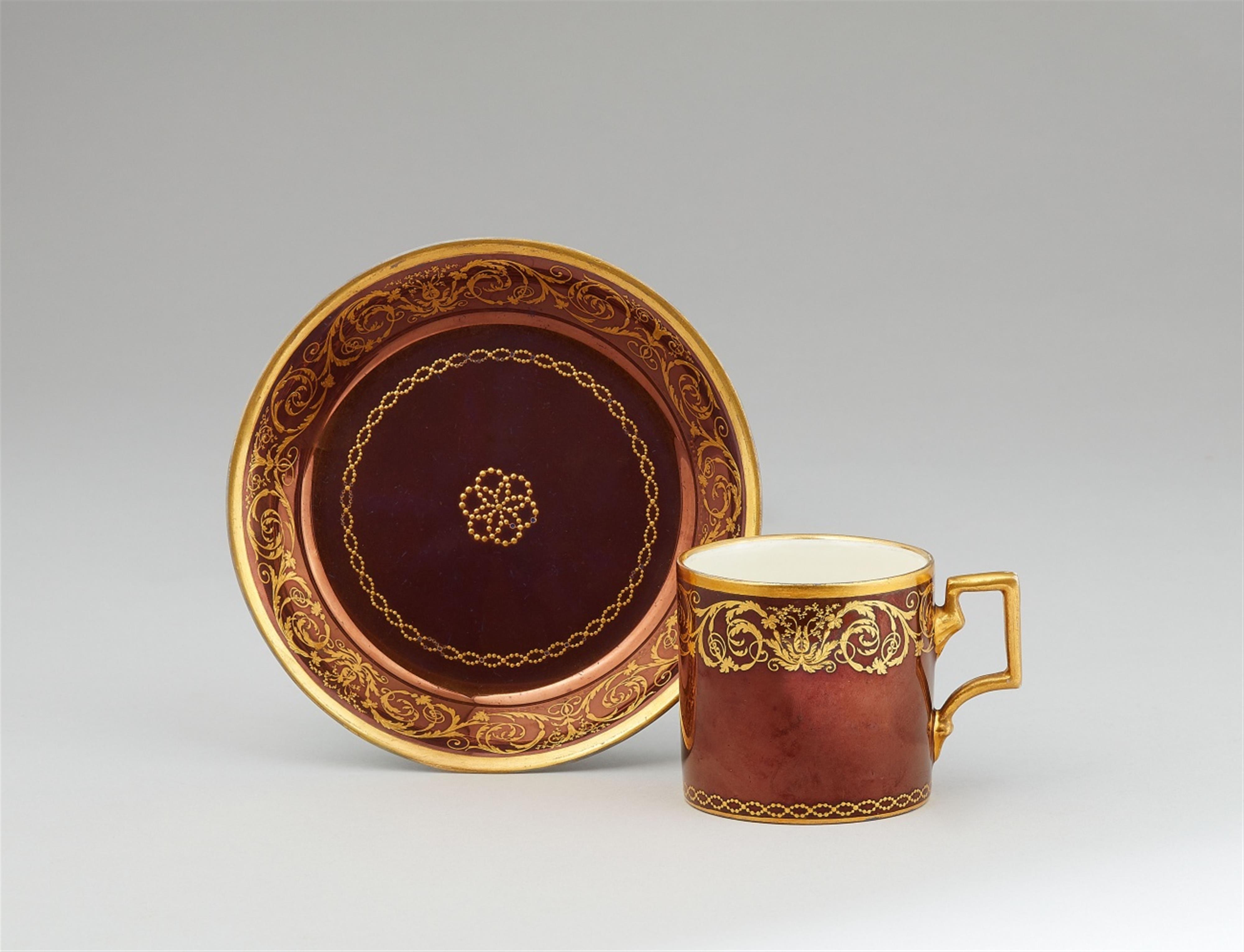 Tasse und Untertasse mit goldenen Arabesken - image-1