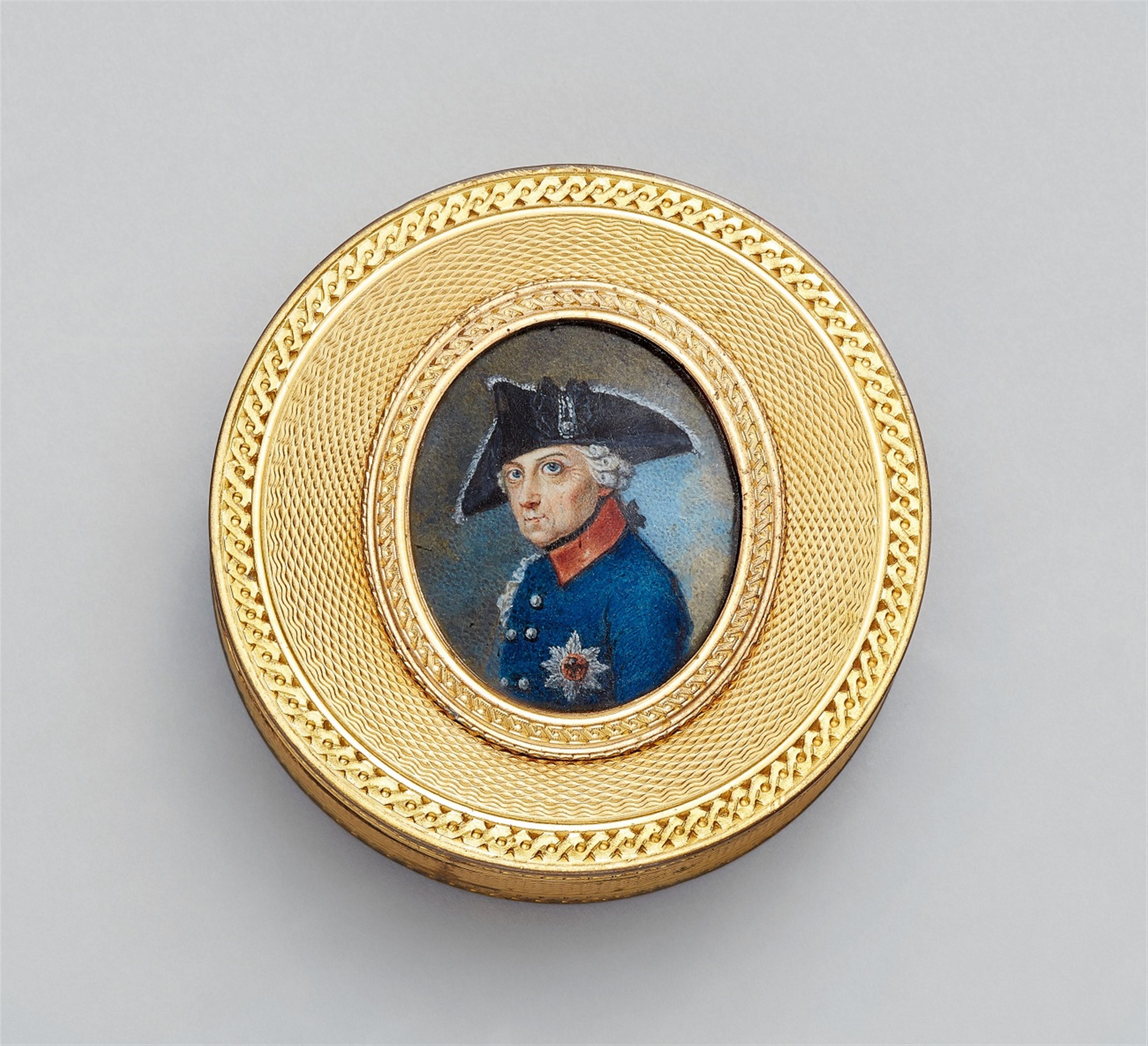 A bonbonnière with a portrait of Friedrich II - image-1