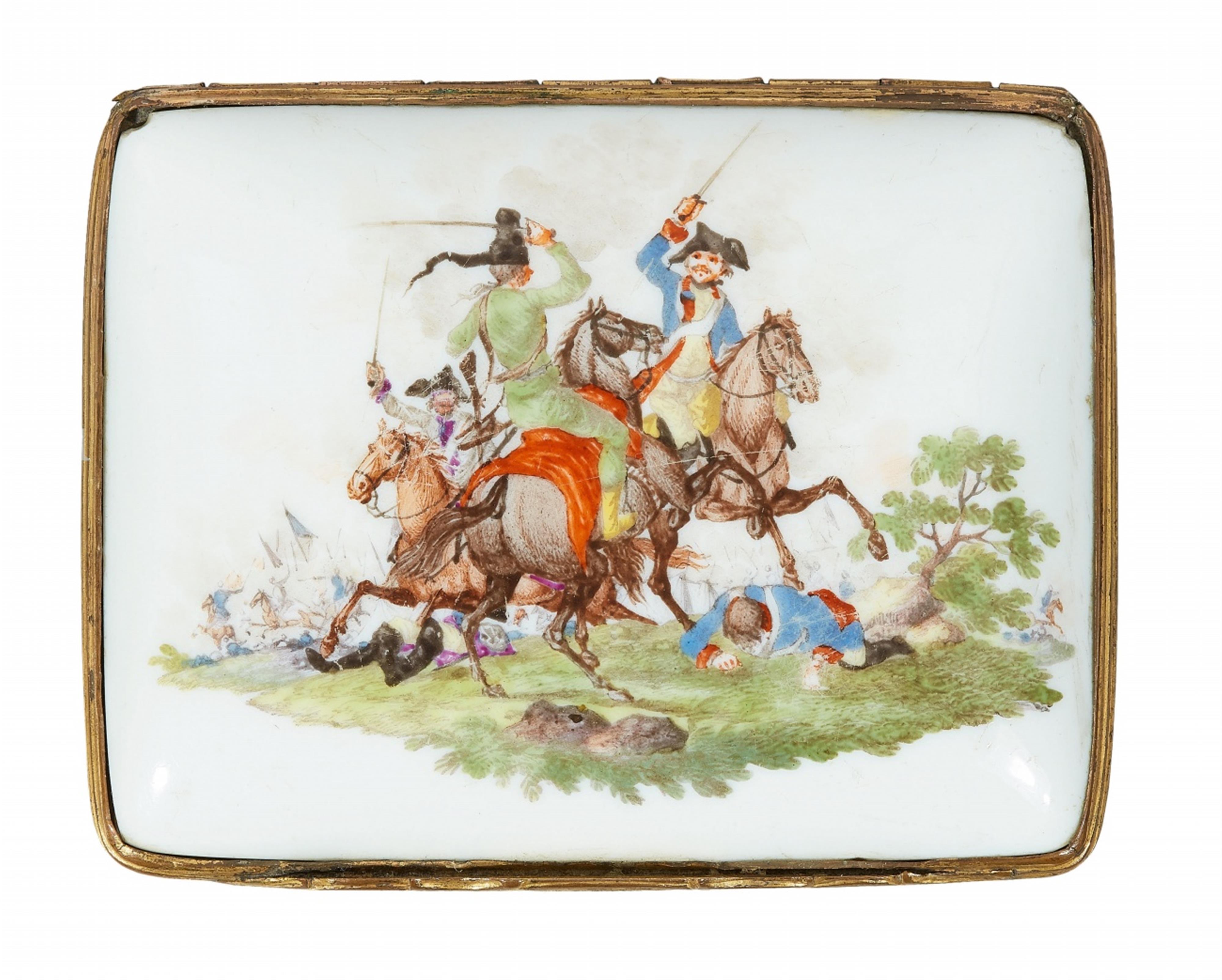 A porcelain snuff box with battle scenes - image-2