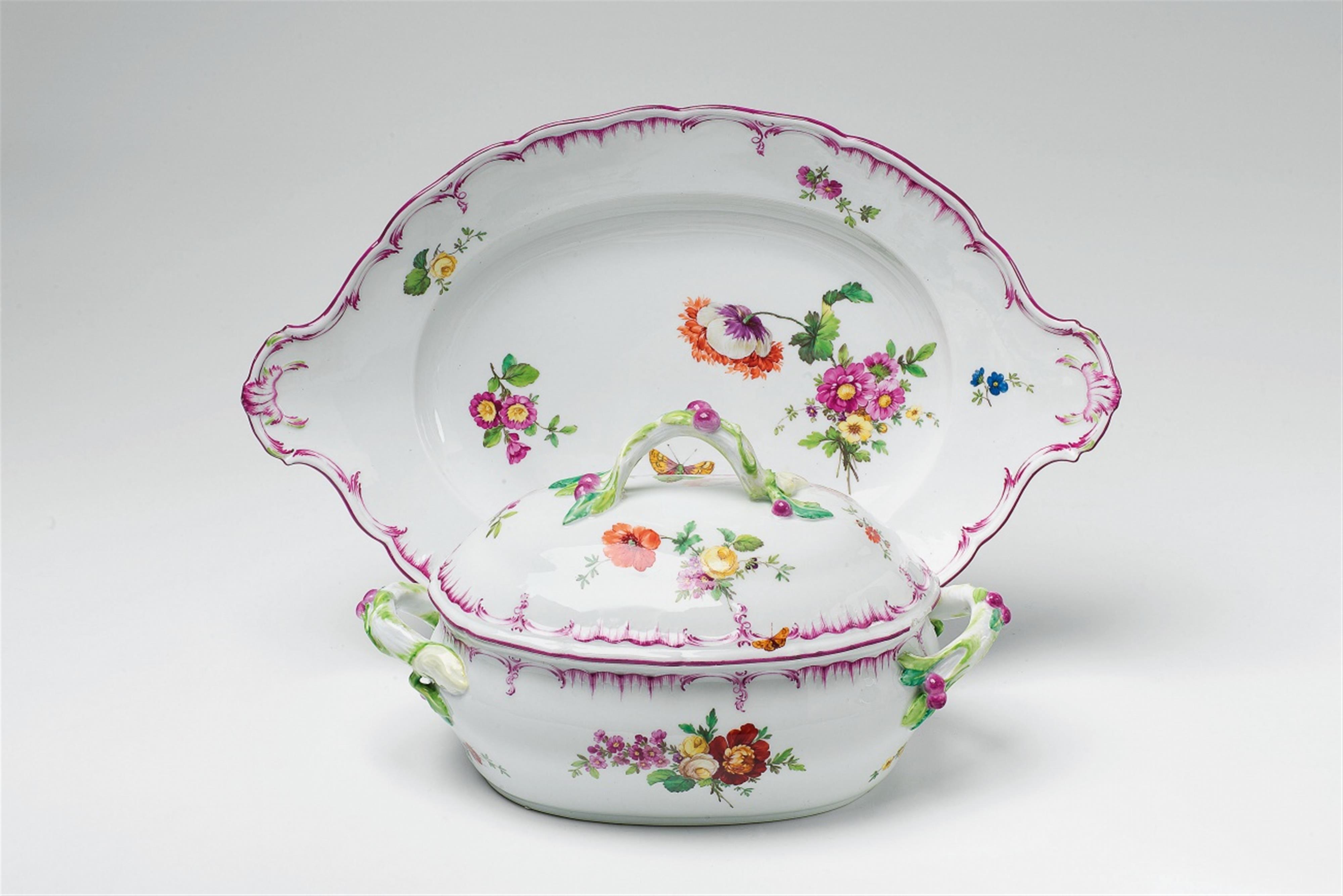 A Berlin KPM porcelain tureen with floral decor - image-1