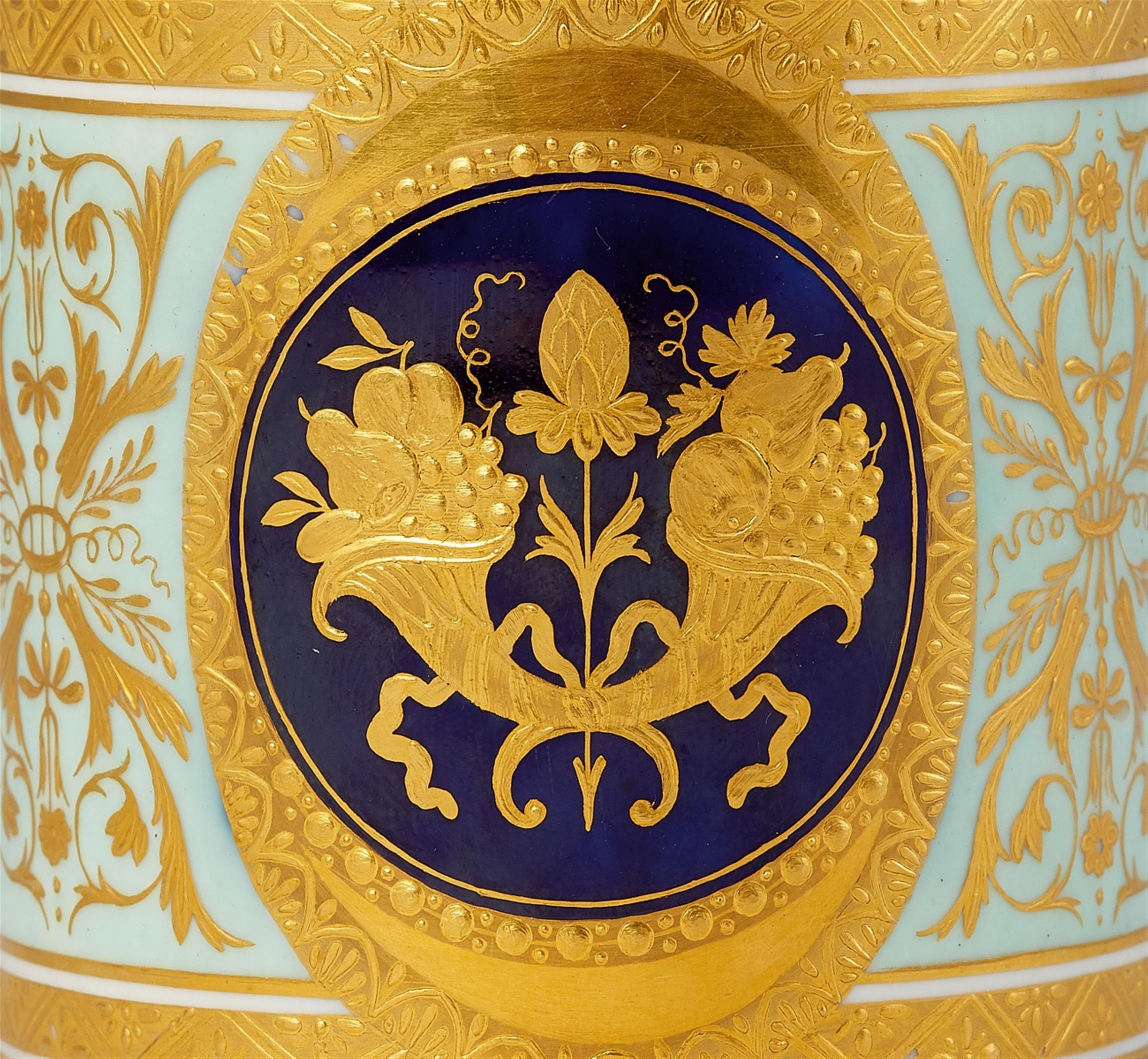Tasse und Untertasse mit goldenen Füllhornmotiven - image-2