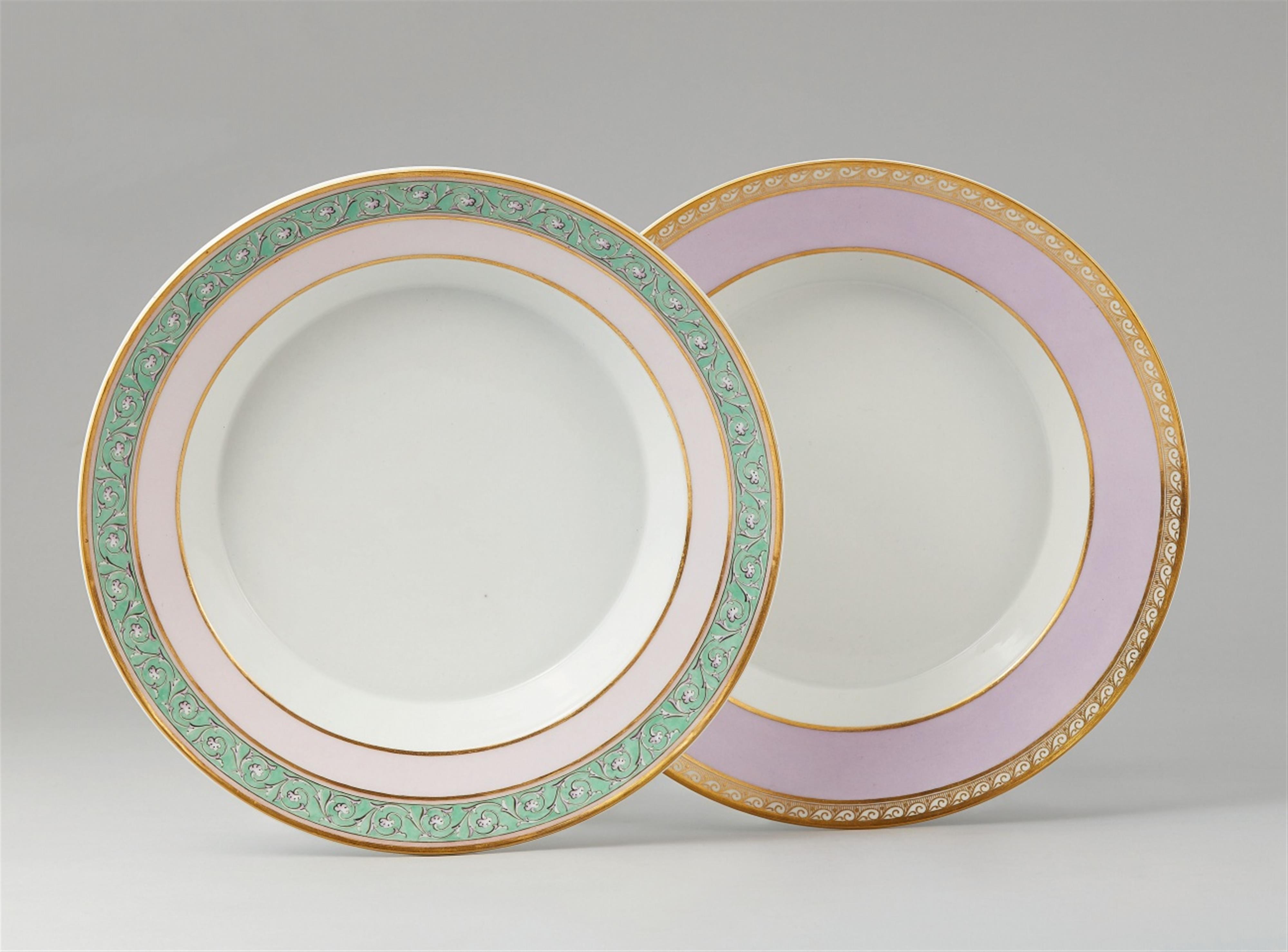 Zwei tiefe Teller mit Rankendekor und rosa Fondstreifen - image-1