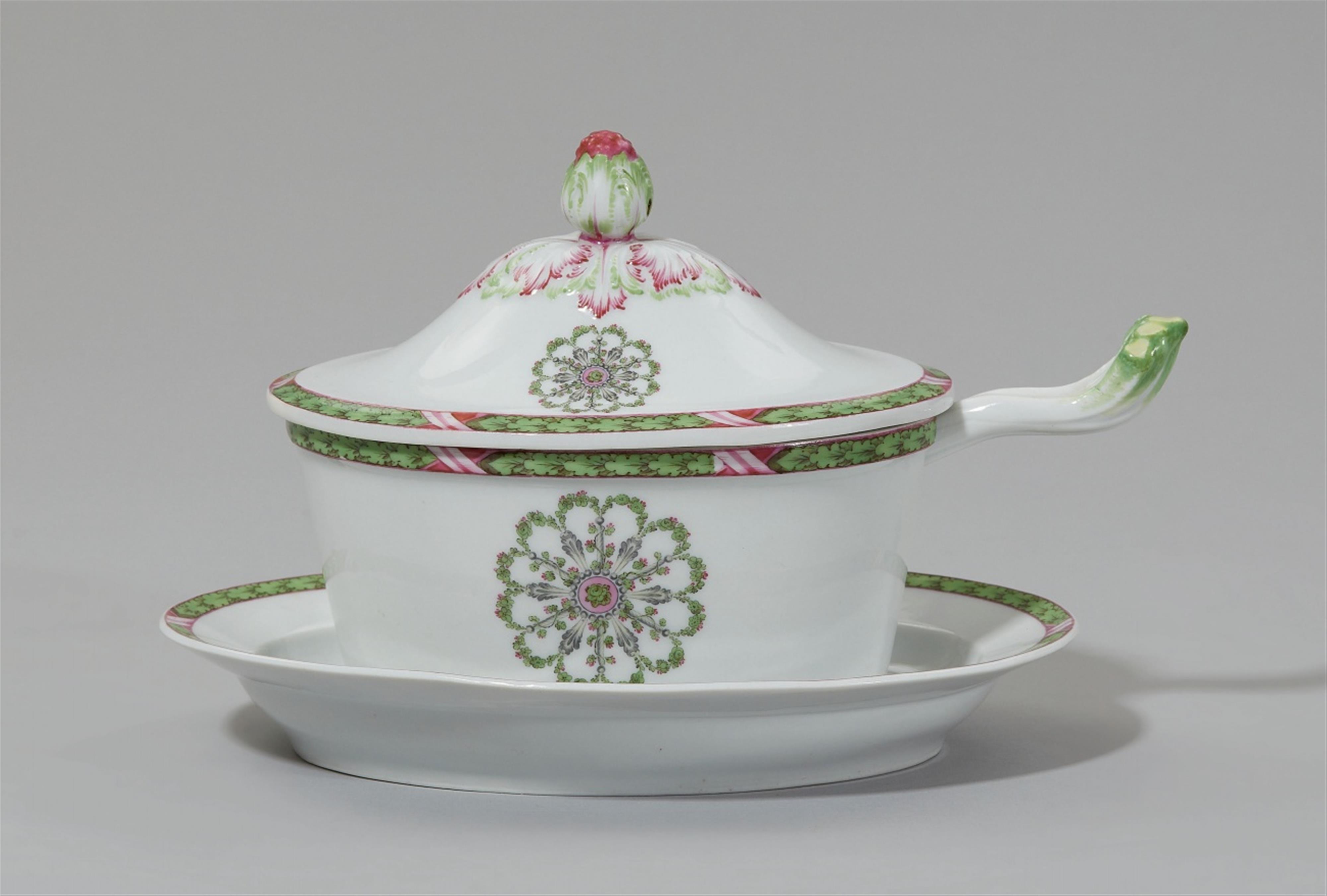 A Berlin KPM porcelain tureen from a dinner service with an oak leaf border - image-1