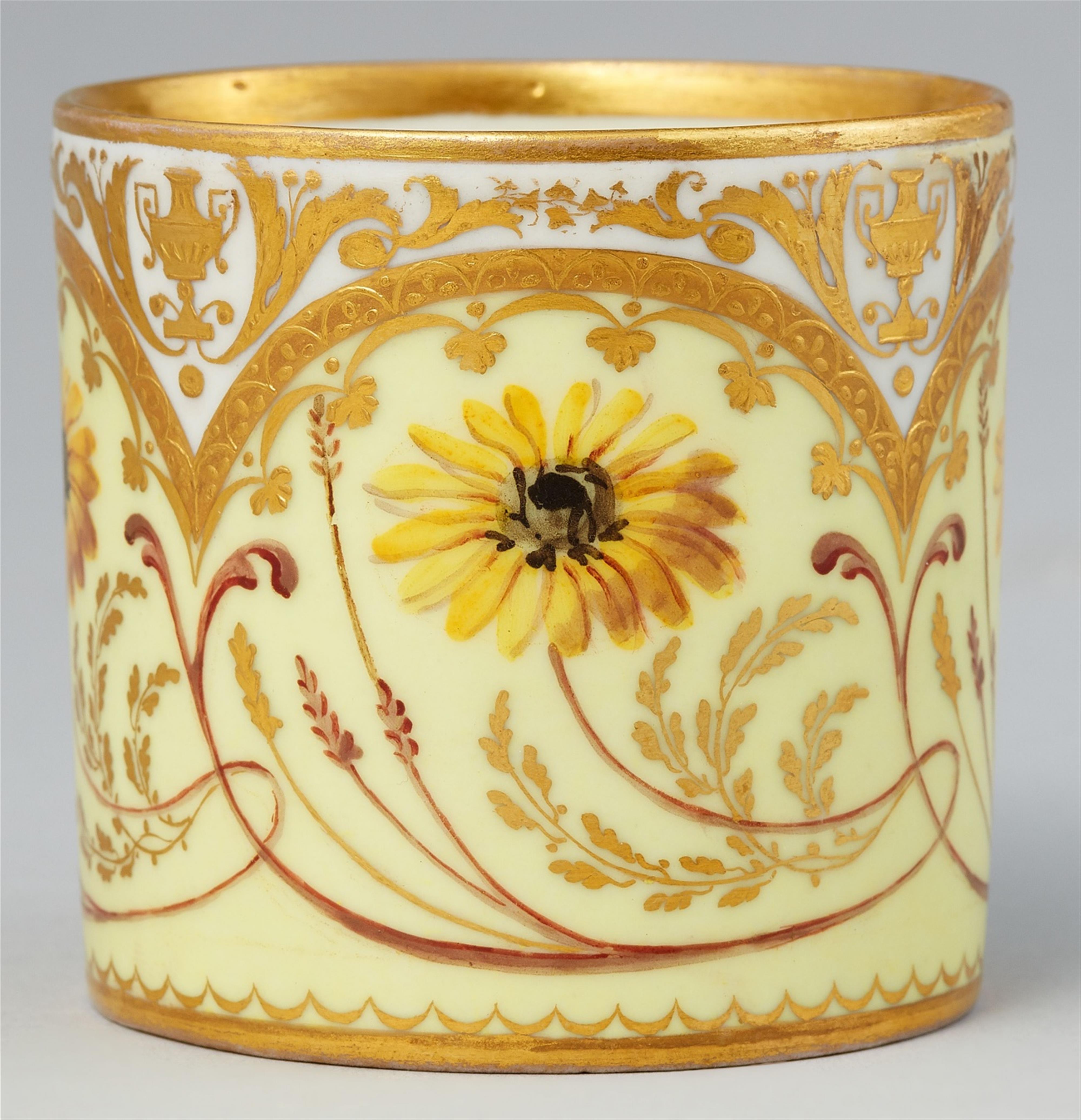Tasse und Untertasse mit gelben Chrysanthemen - image-2