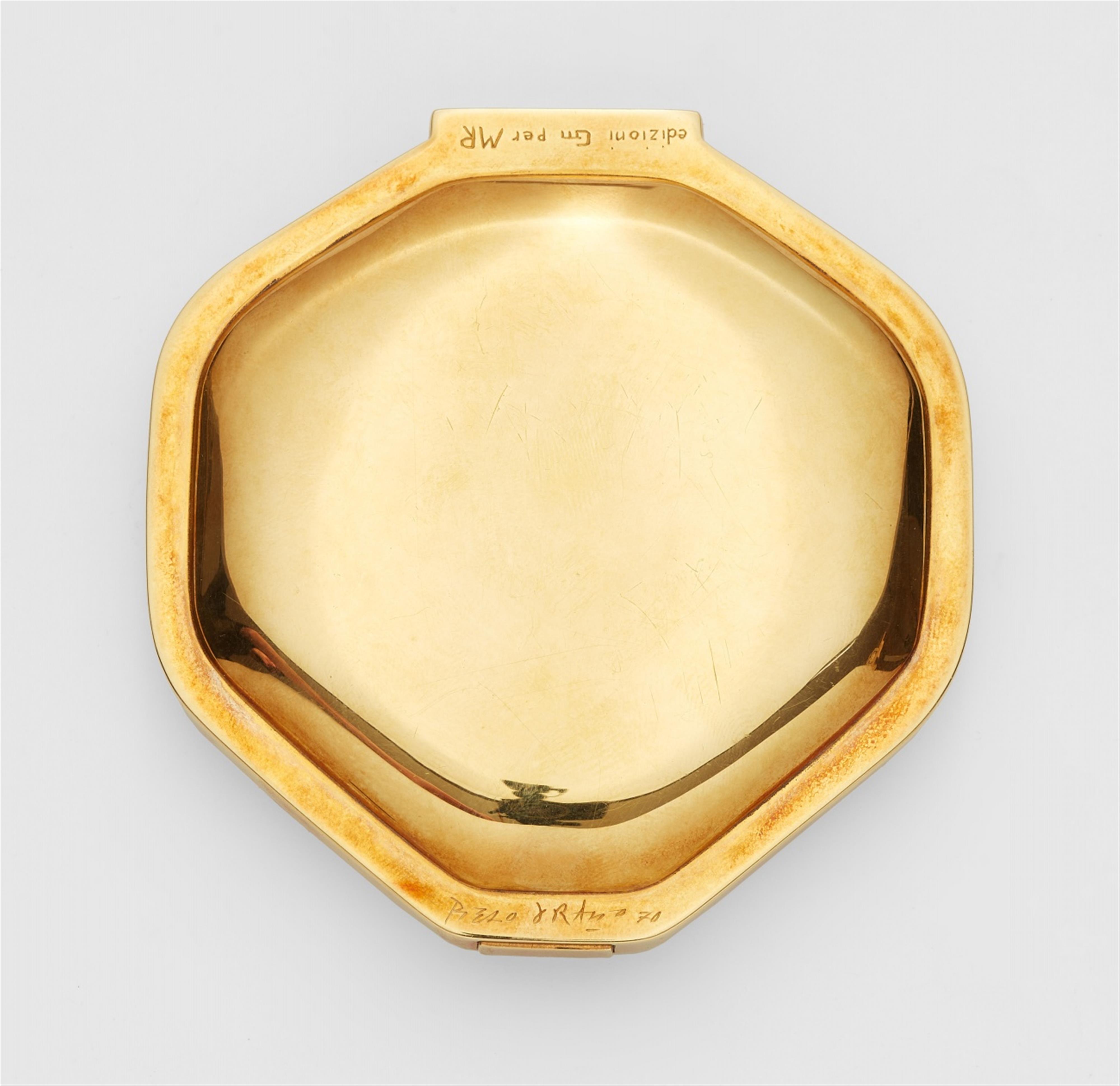 An 18k gold and enamel powder compact - image-2
