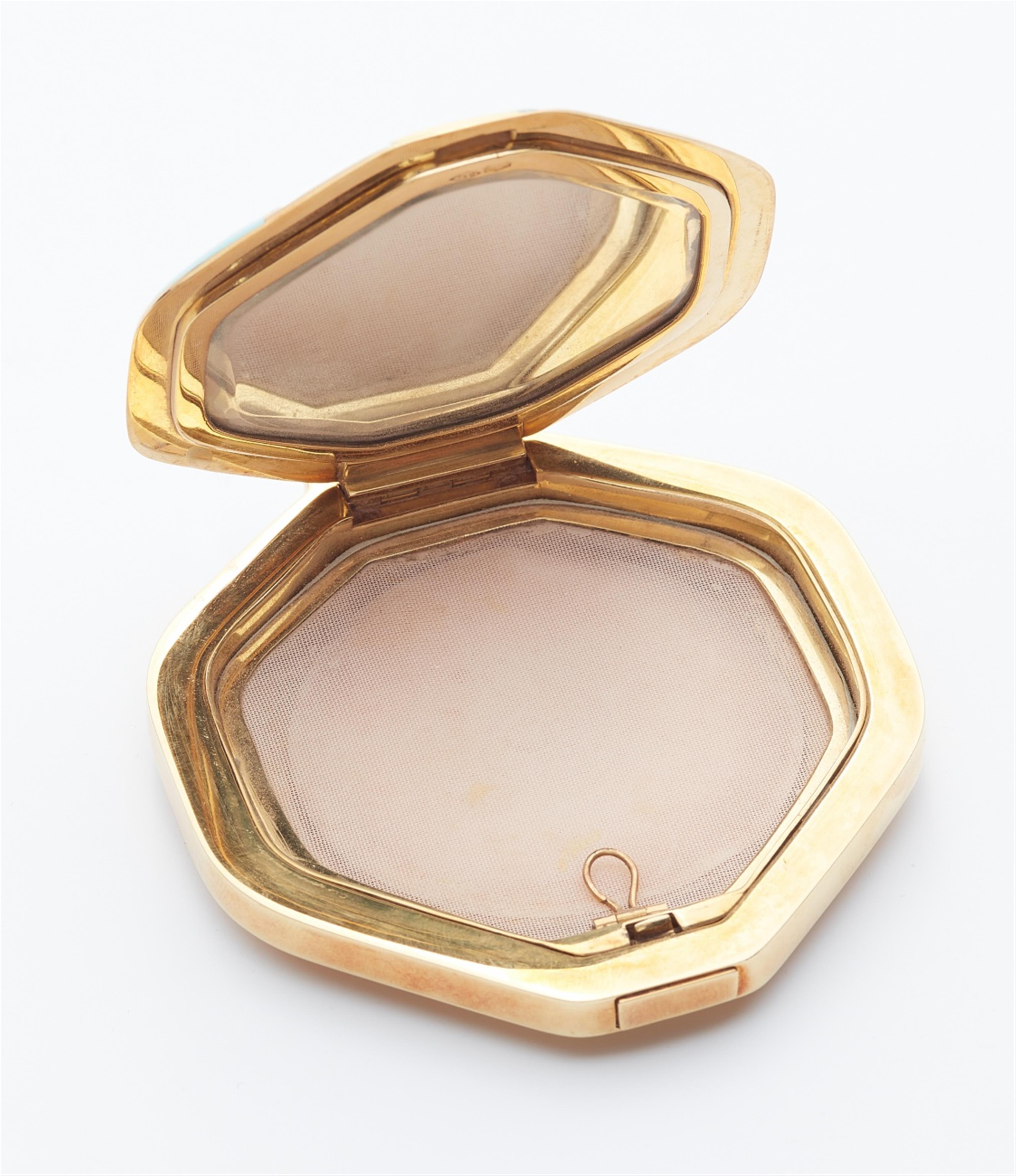 An 18k gold and enamel powder compact - image-3