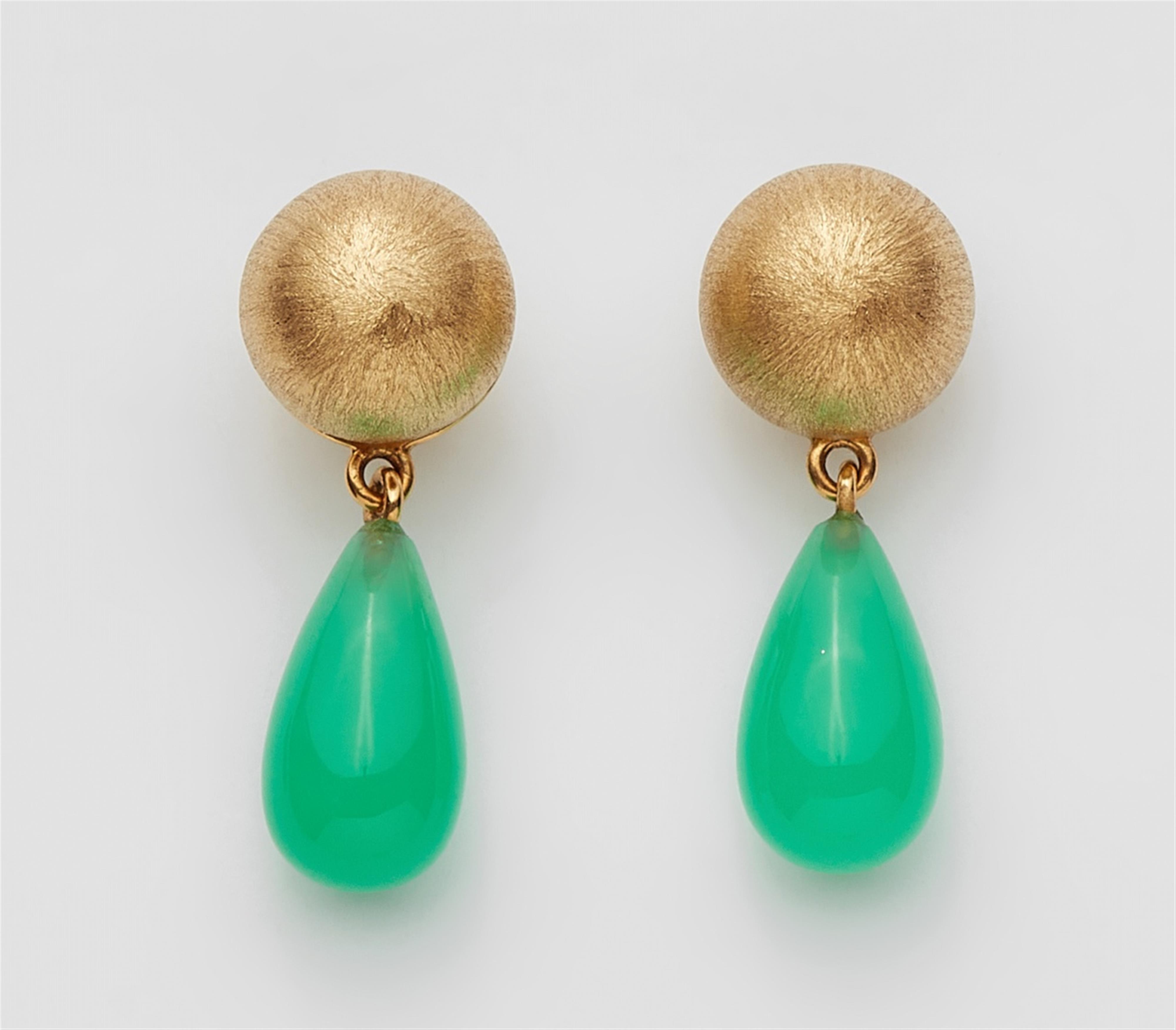 A 14k gold and chrysoprase necklace and pair of earrings - image-3