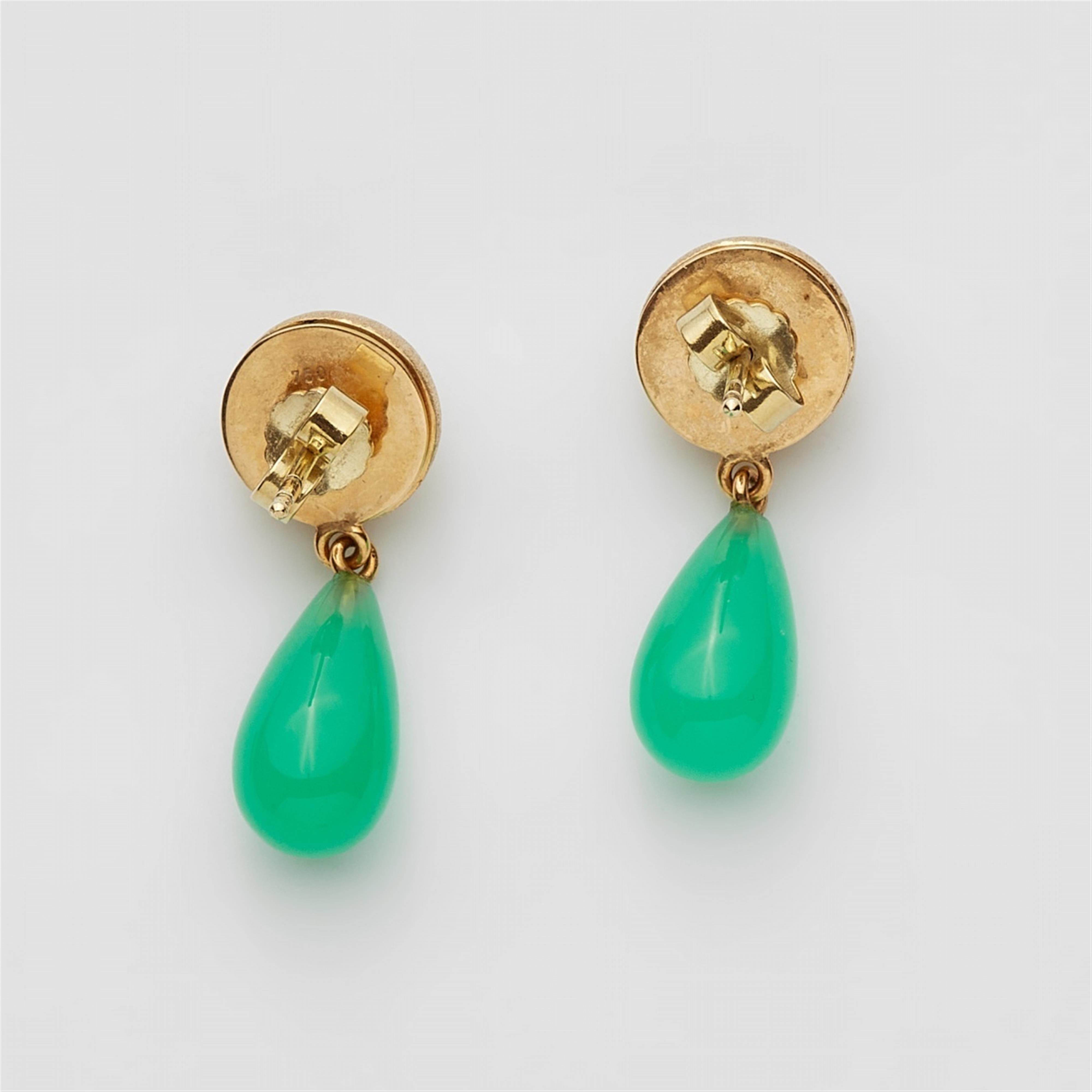 A 14k gold and chrysoprase necklace and pair of earrings - image-4