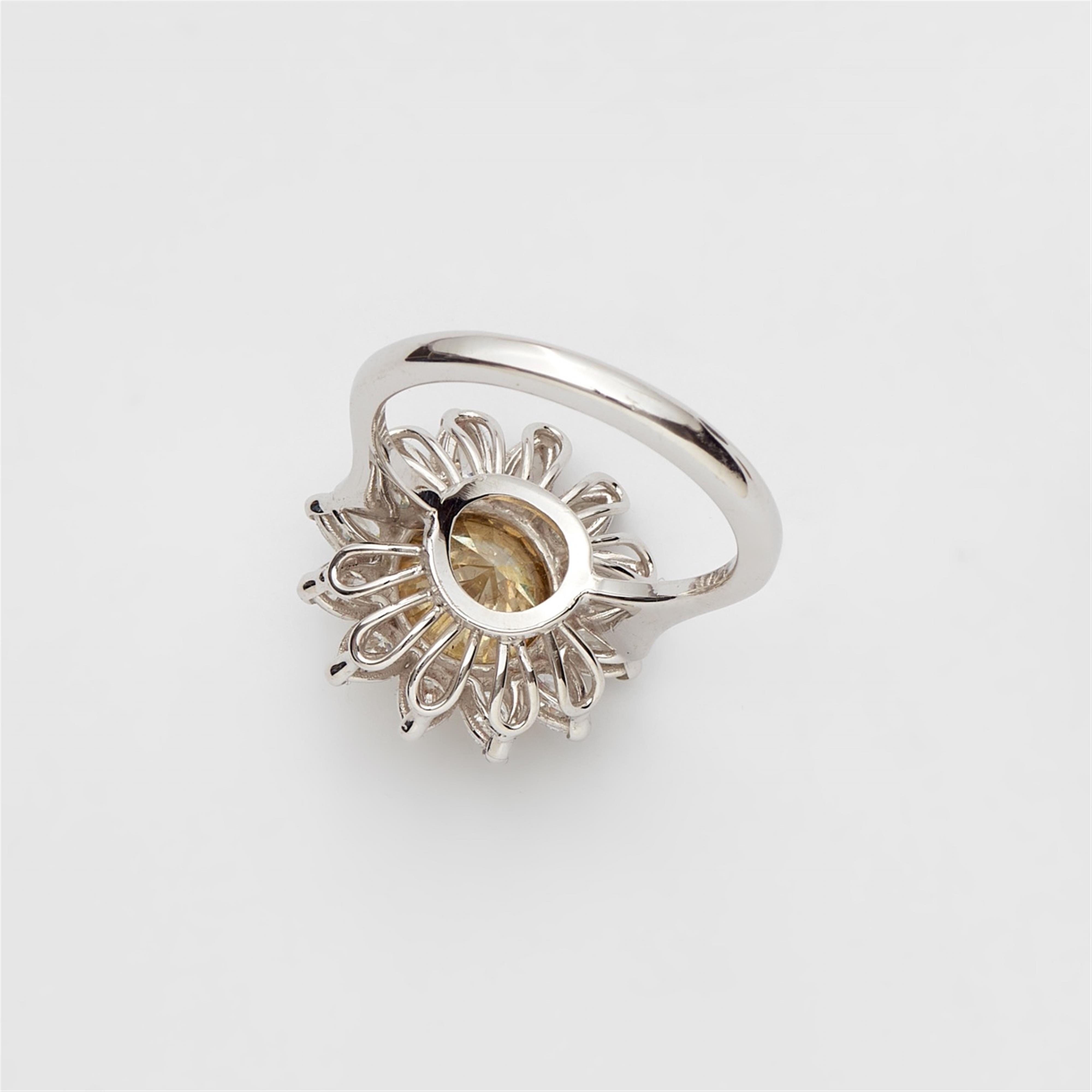 Blütenring mit Fancy-Diamant - image-3