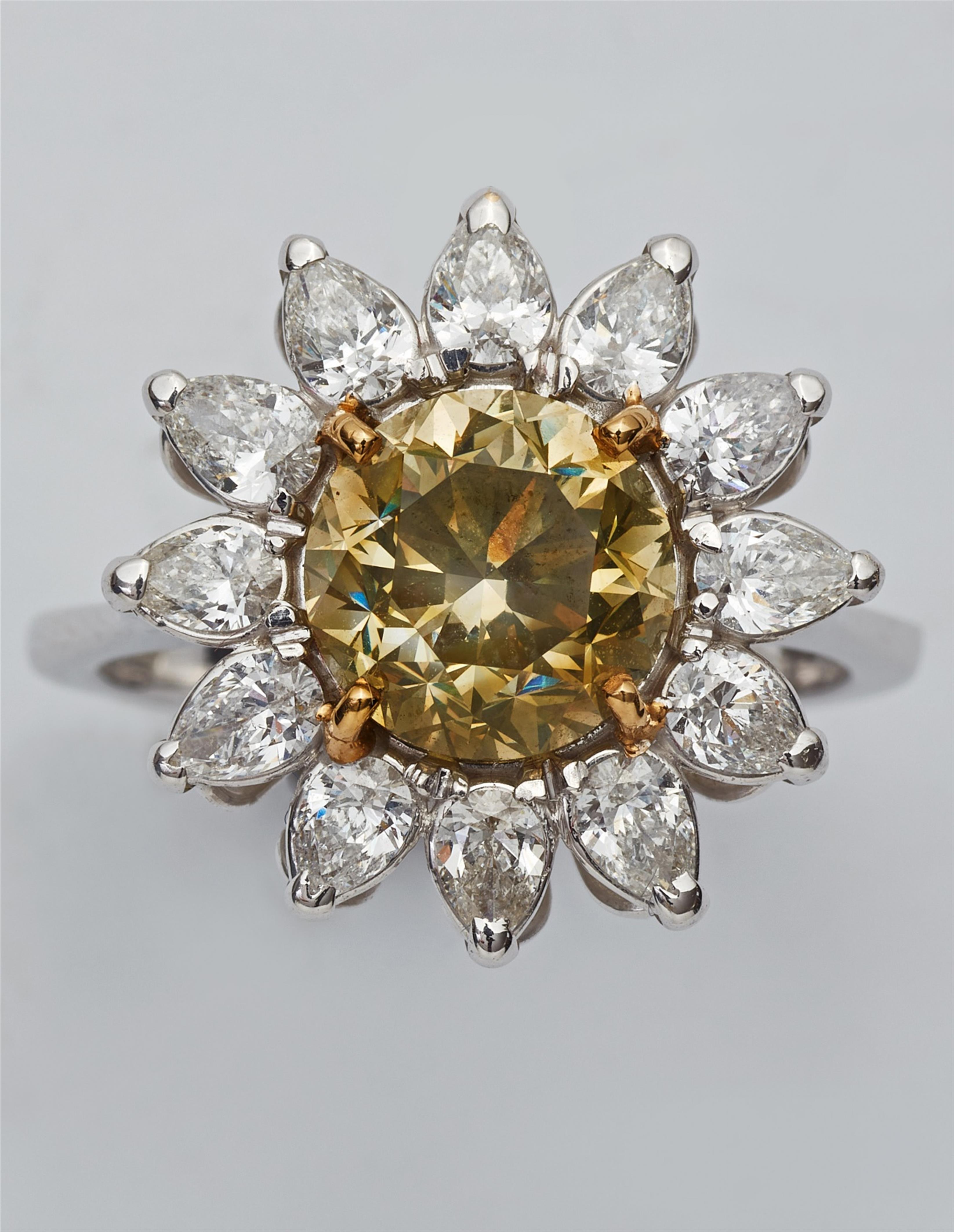 Blütenring mit Fancy-Diamant - image-4