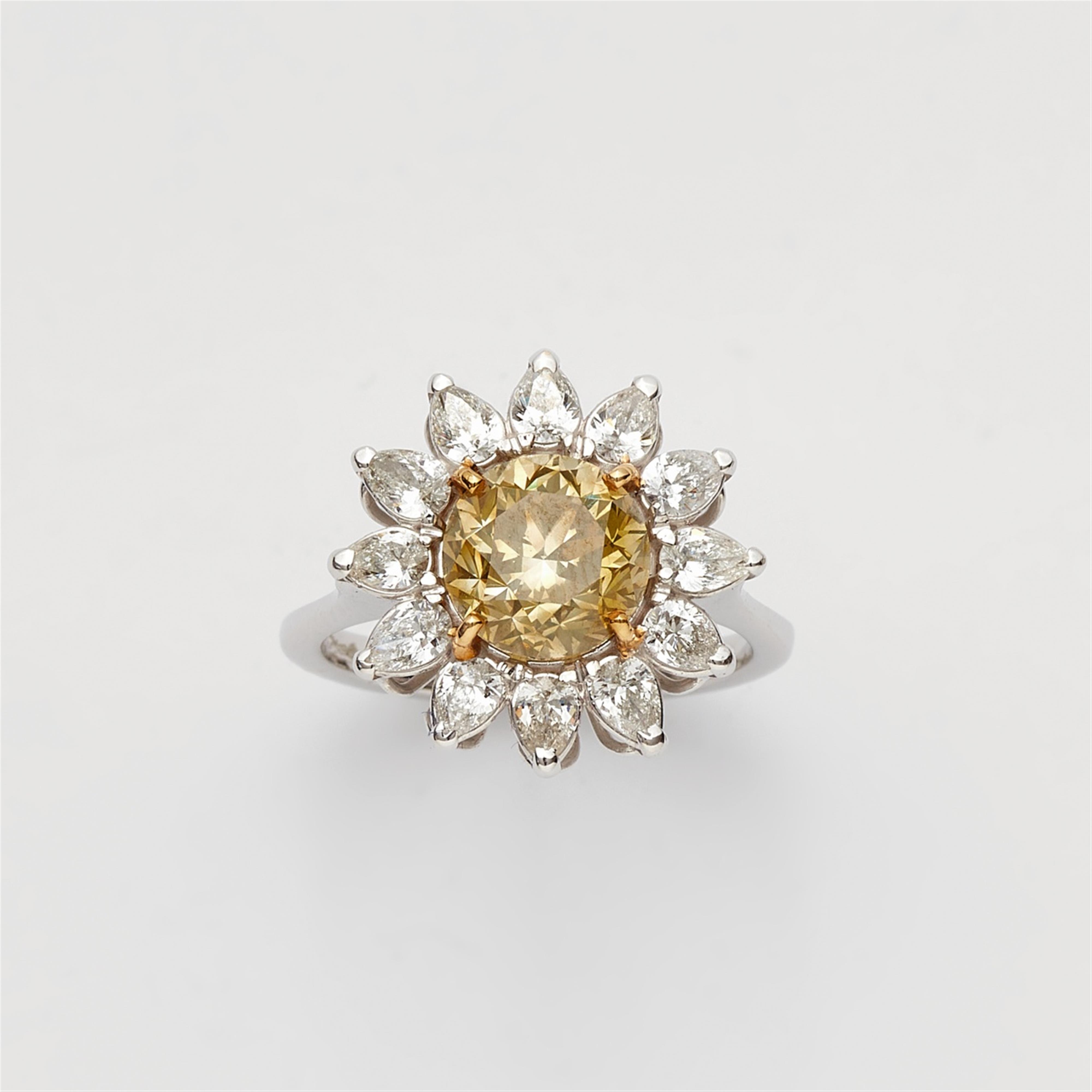Blütenring mit Fancy-Diamant - image-1