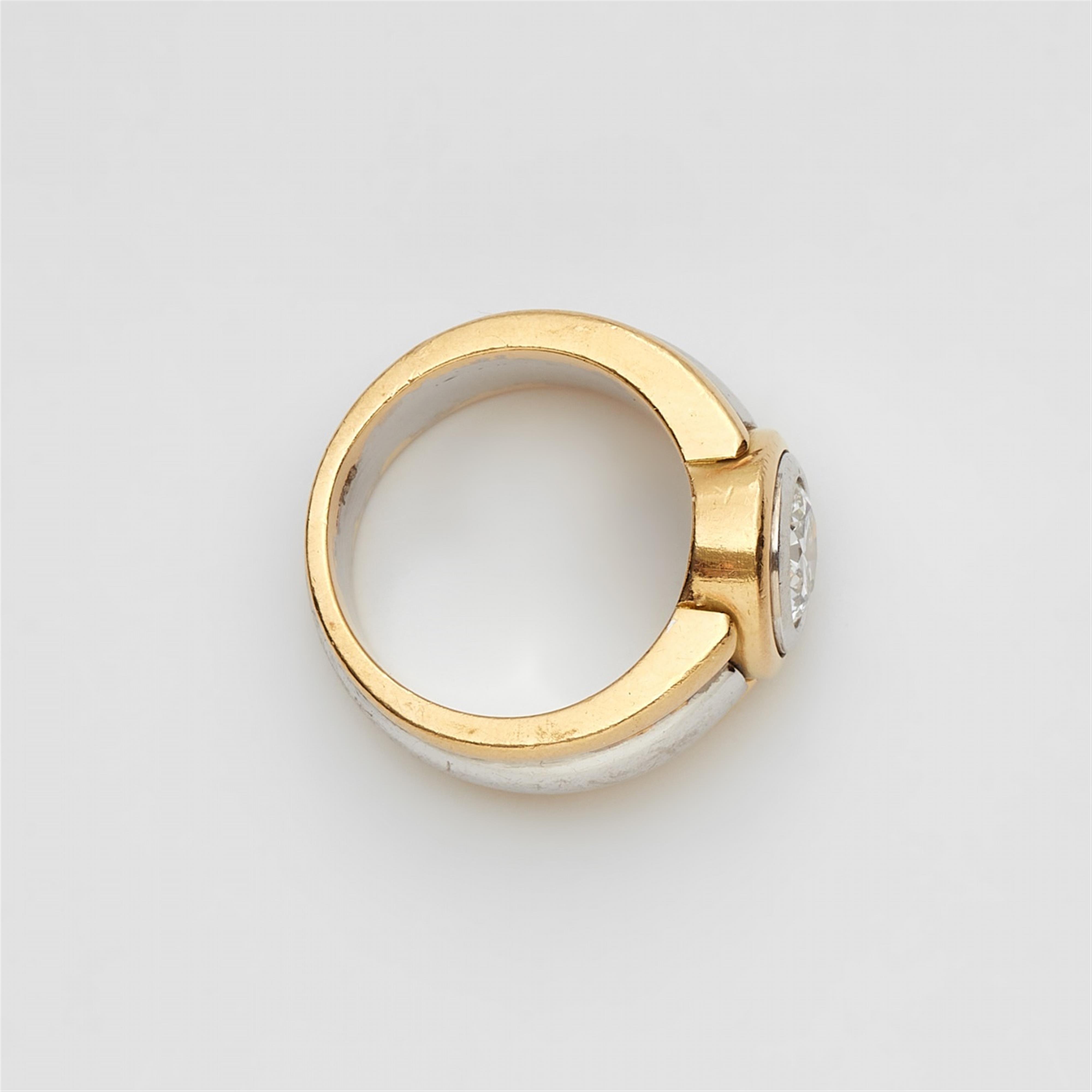 An 18k bi-colour gold ring with a ca. 1,40 ct diamond solitaire - image-2