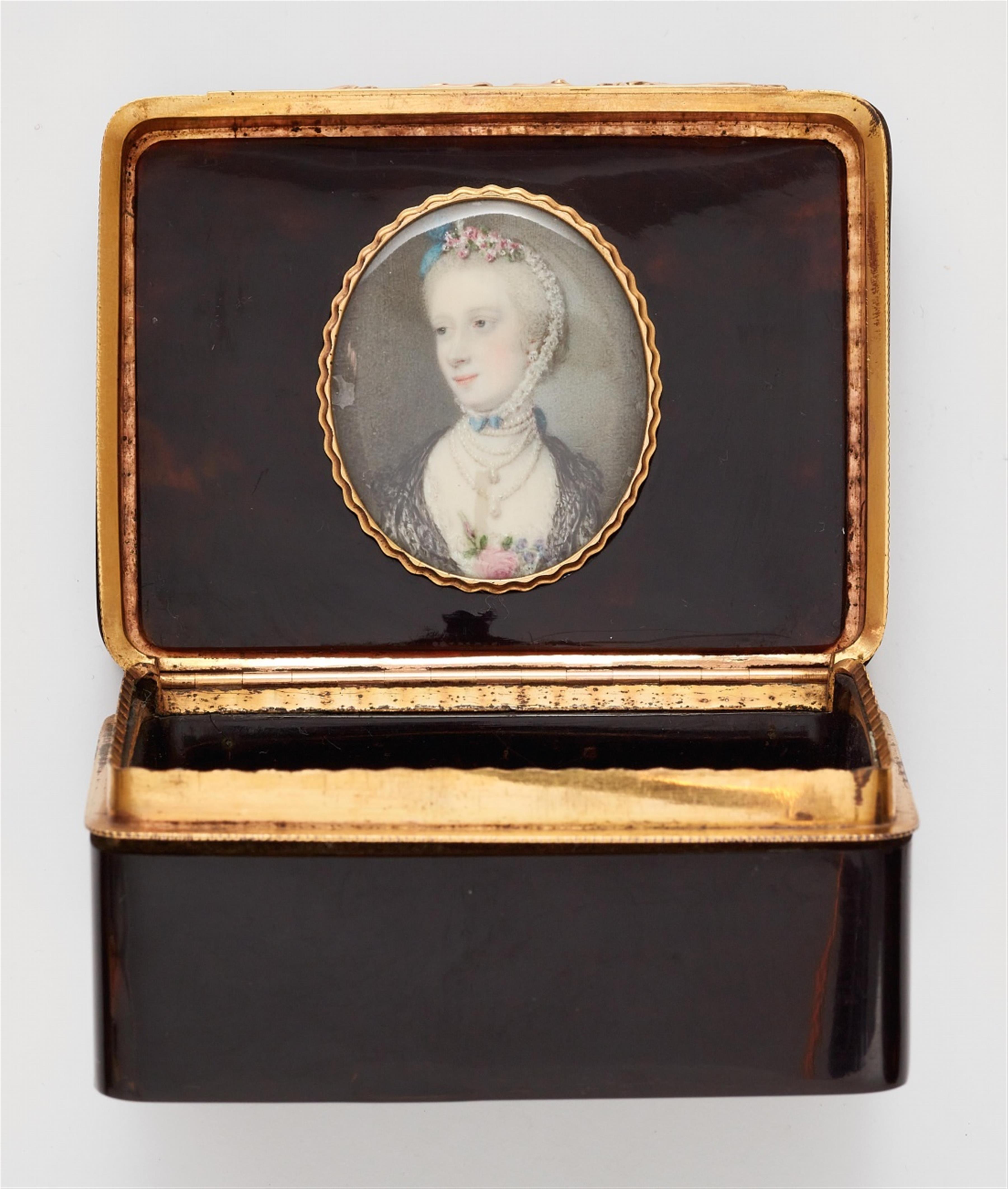 A tortoiseshell snuff box with a portrait miniature - image-2