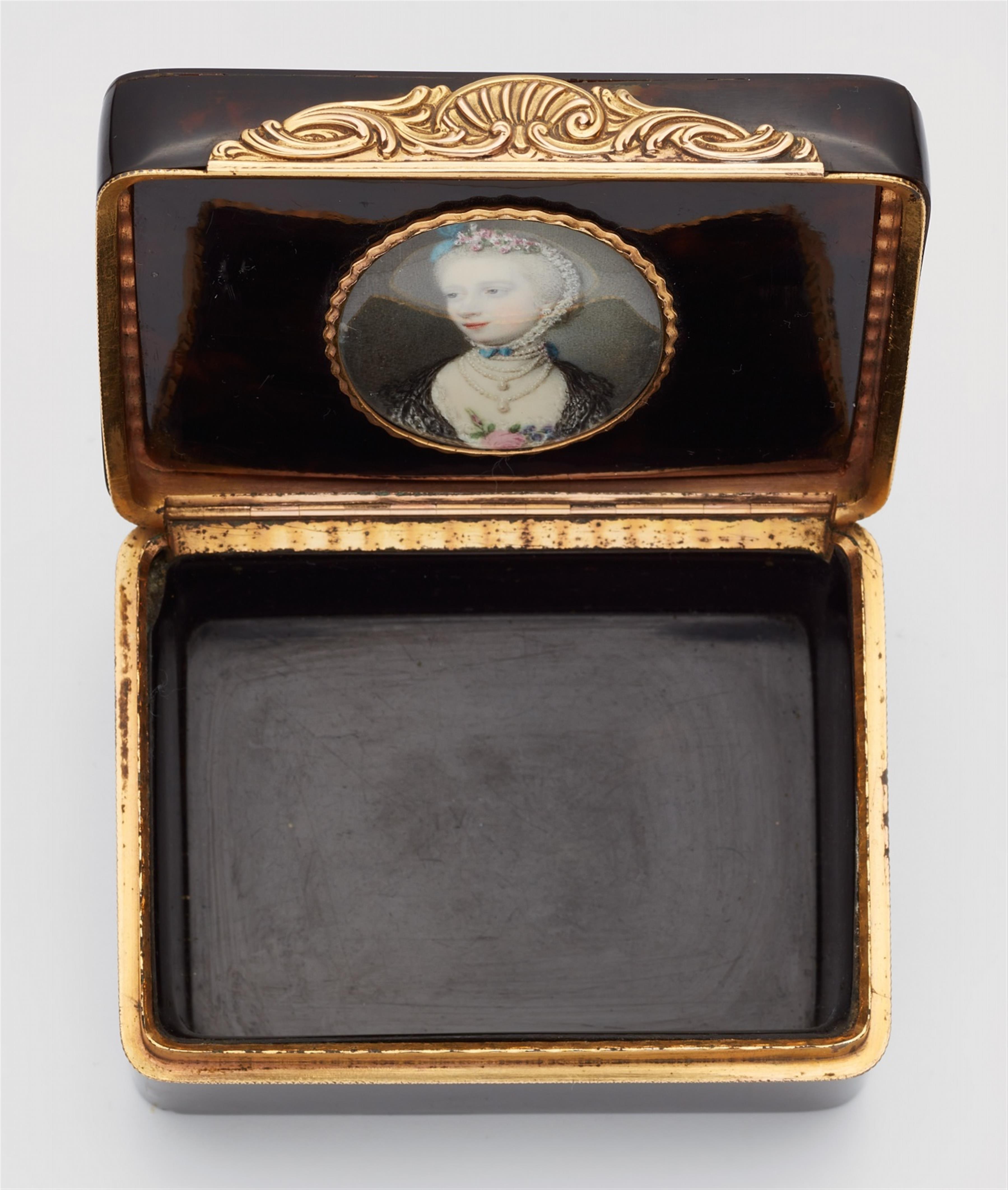 A tortoiseshell snuff box with a portrait miniature - image-1