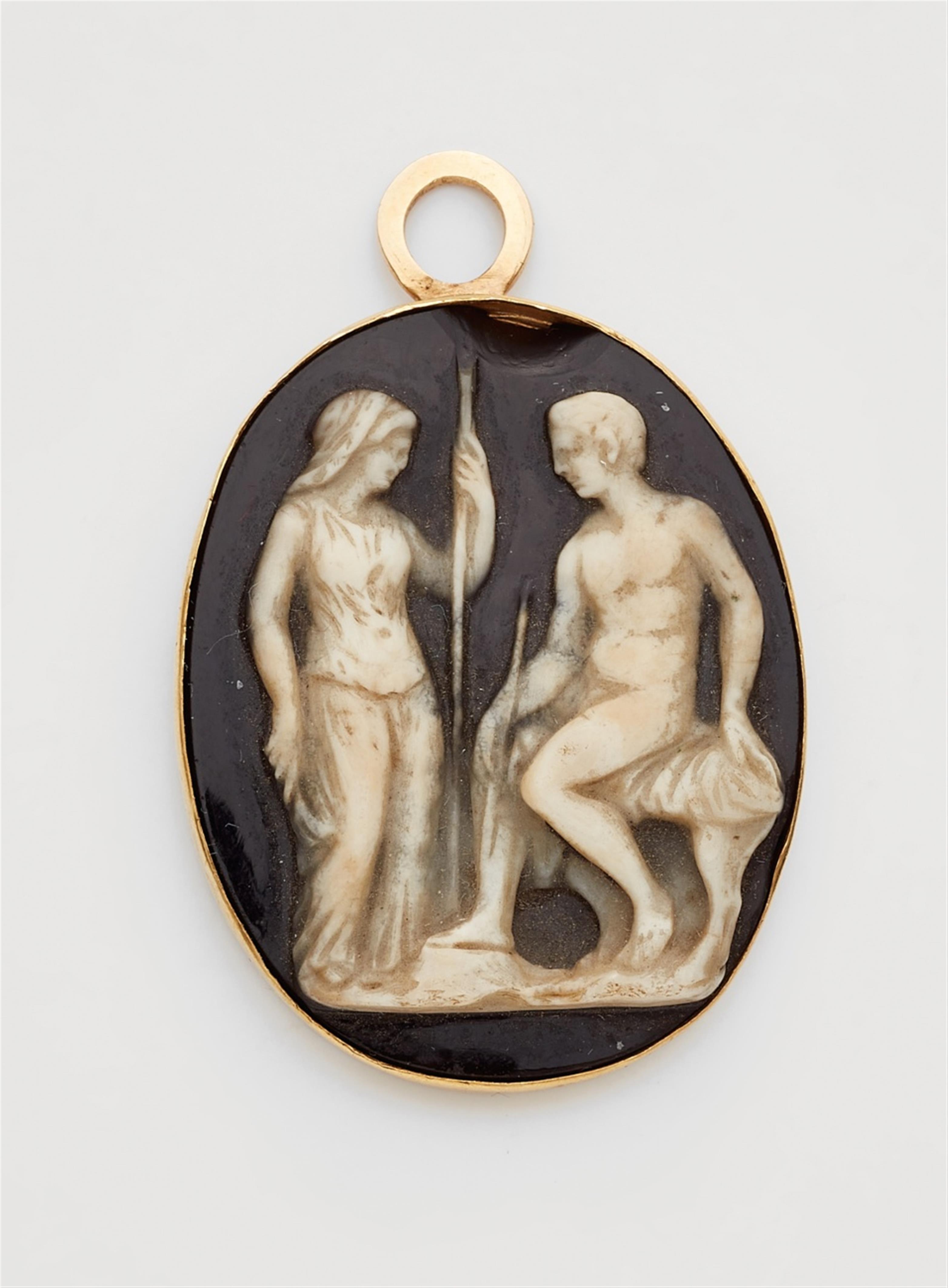 An 18k gold and agate cameo pendant - image-1