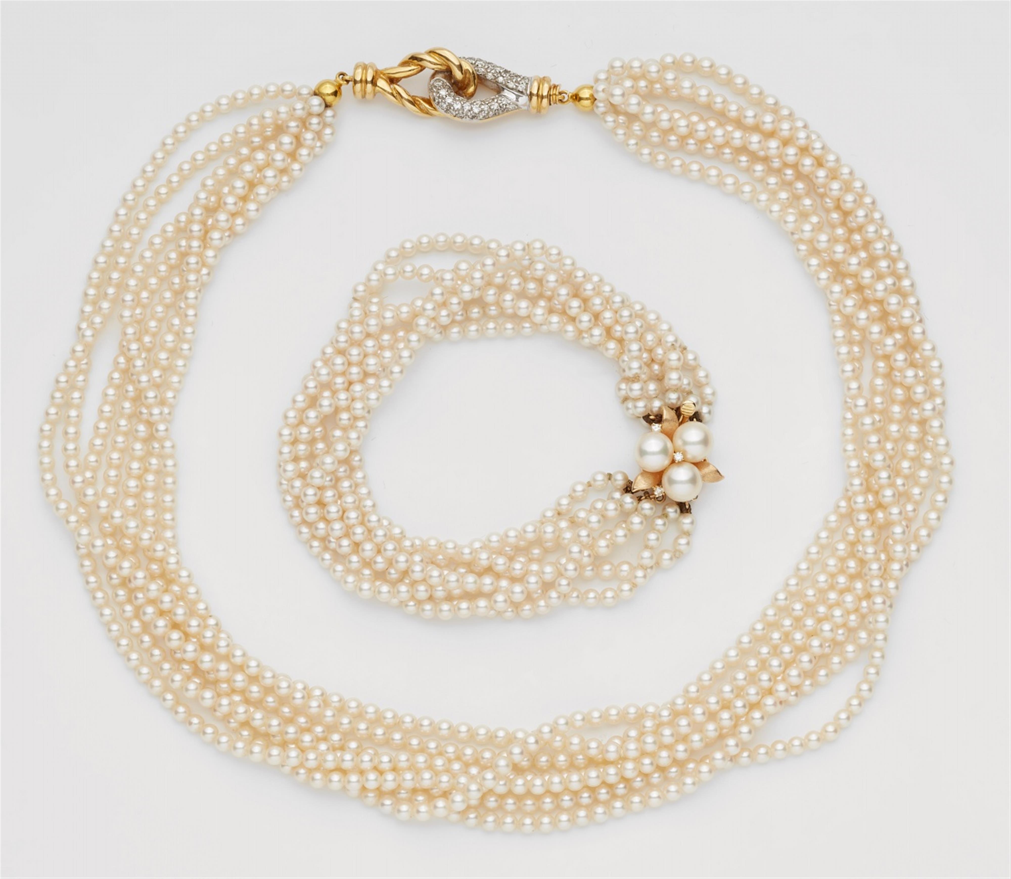 A gold and cultured pearl necklace and bracelet - image-1