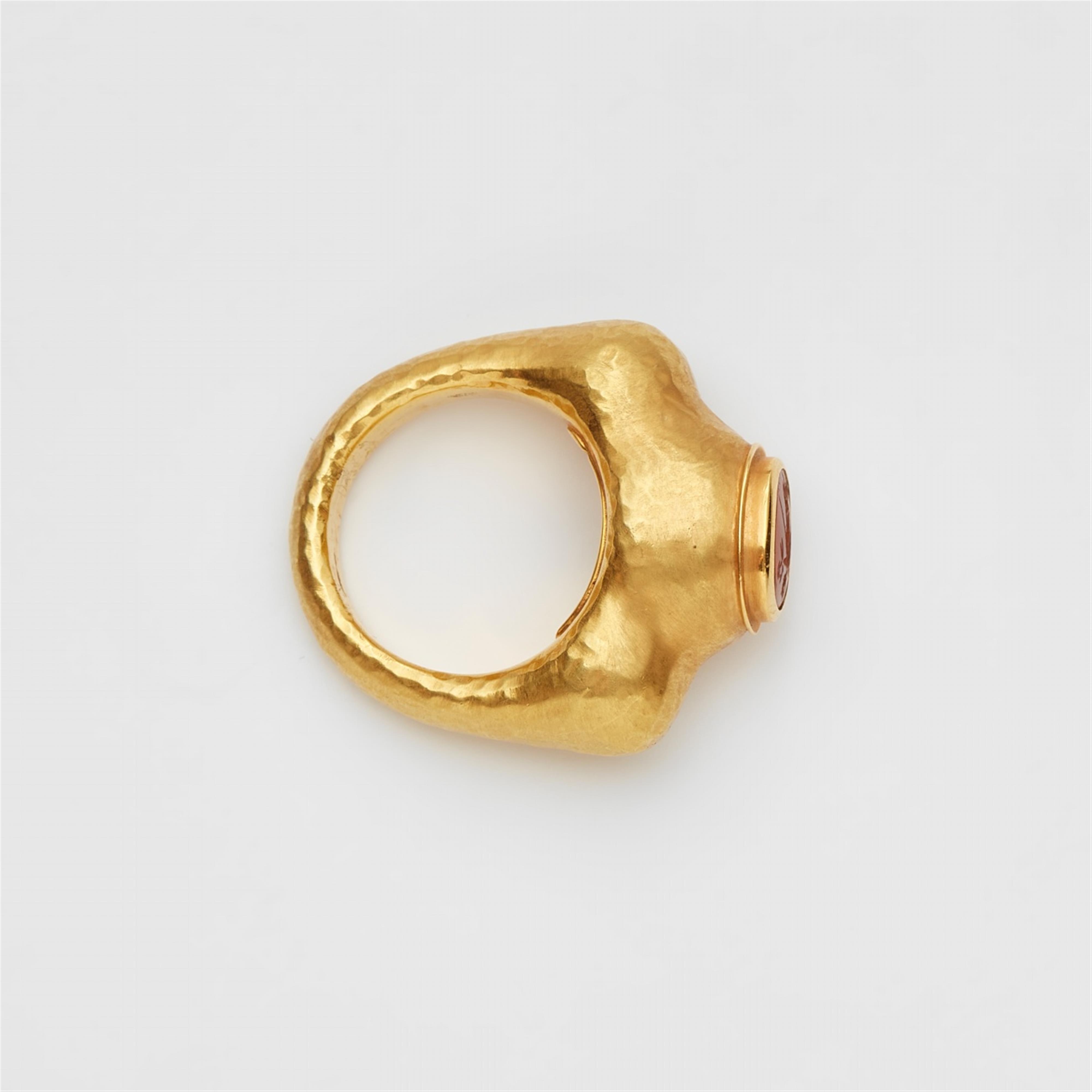 An 18k gold ring with an ancient Roman carnelian intaglio - image-2
