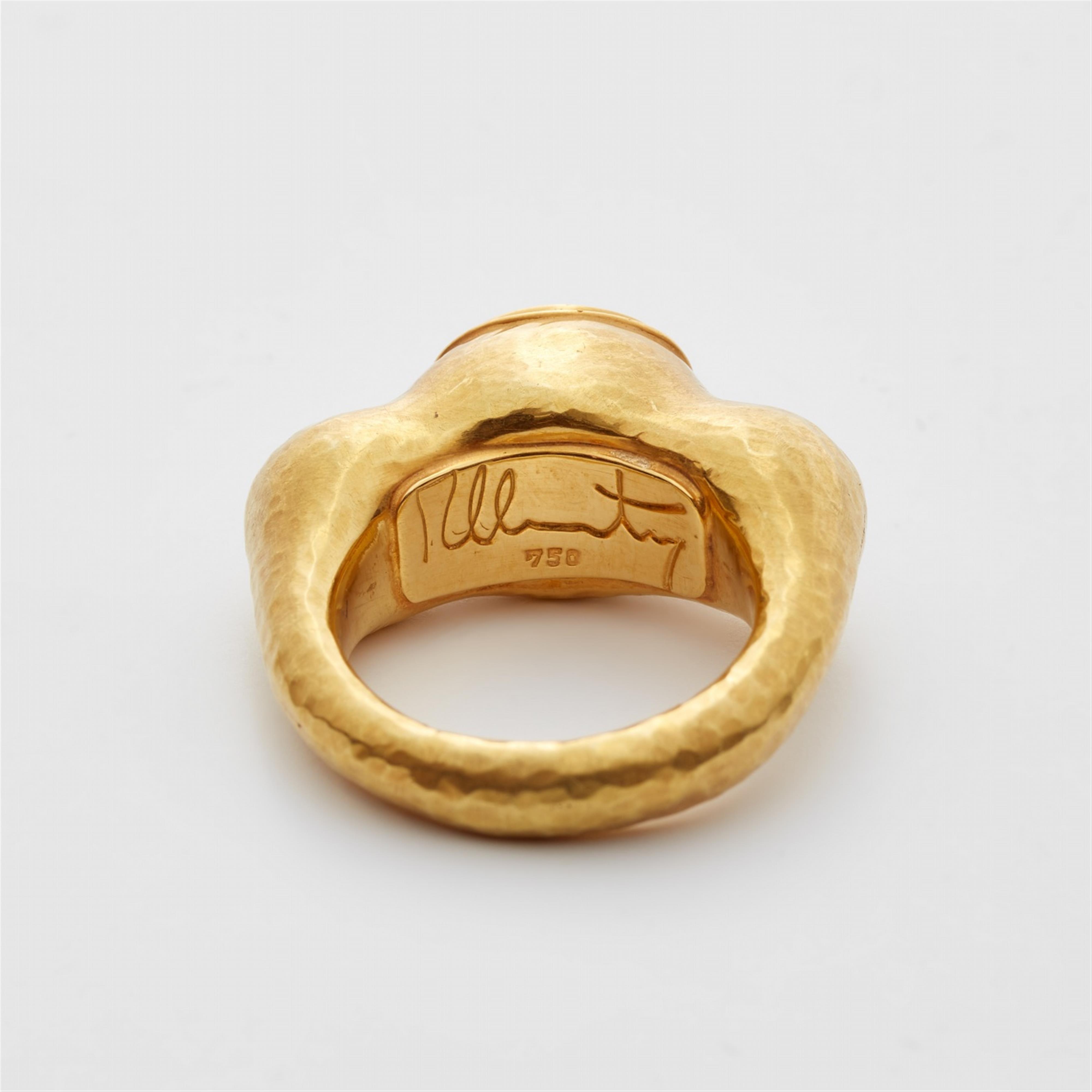 An 18k gold ring with an ancient Roman carnelian intaglio - image-3
