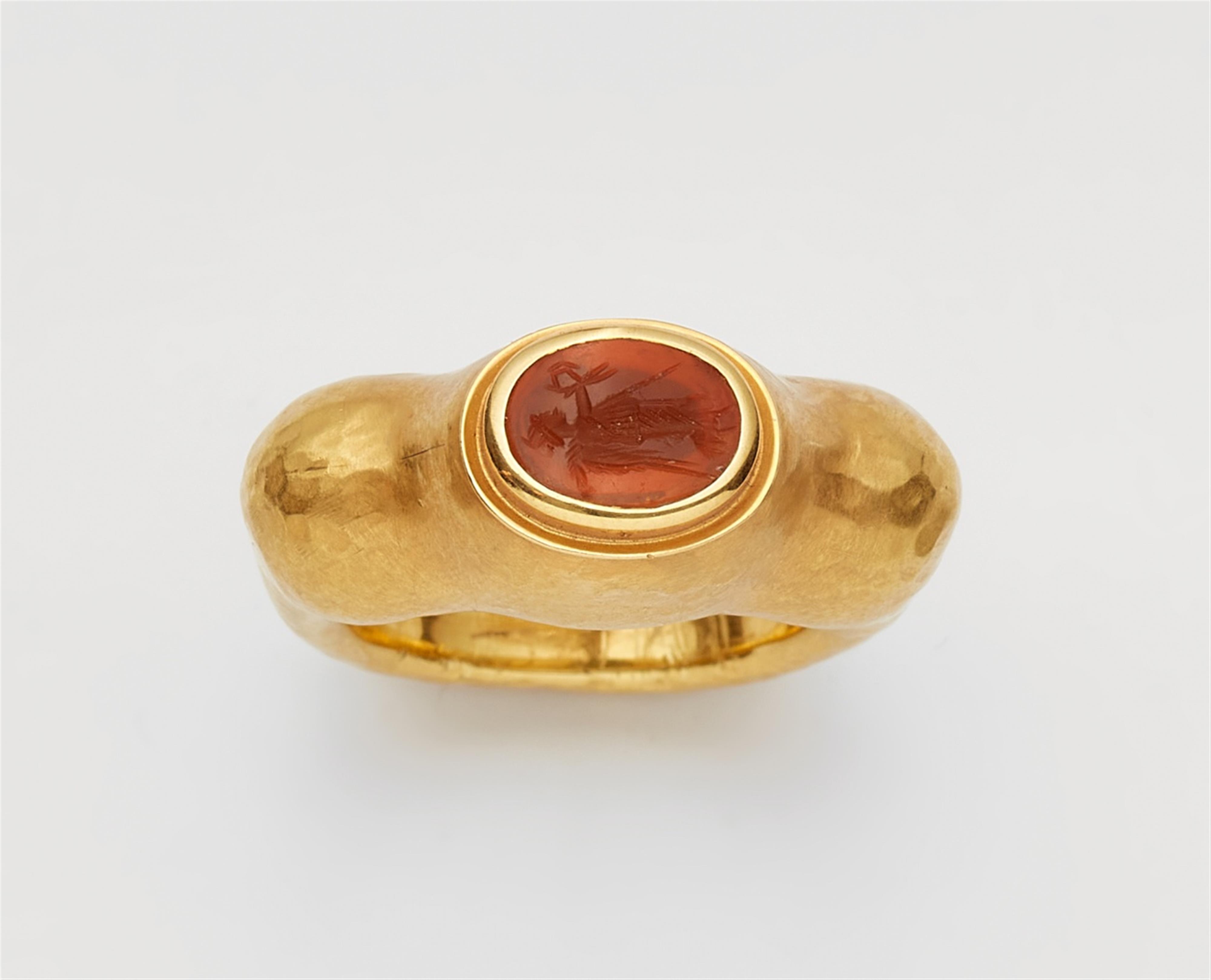 An 18k gold ring with an ancient Roman carnelian intaglio - image-1