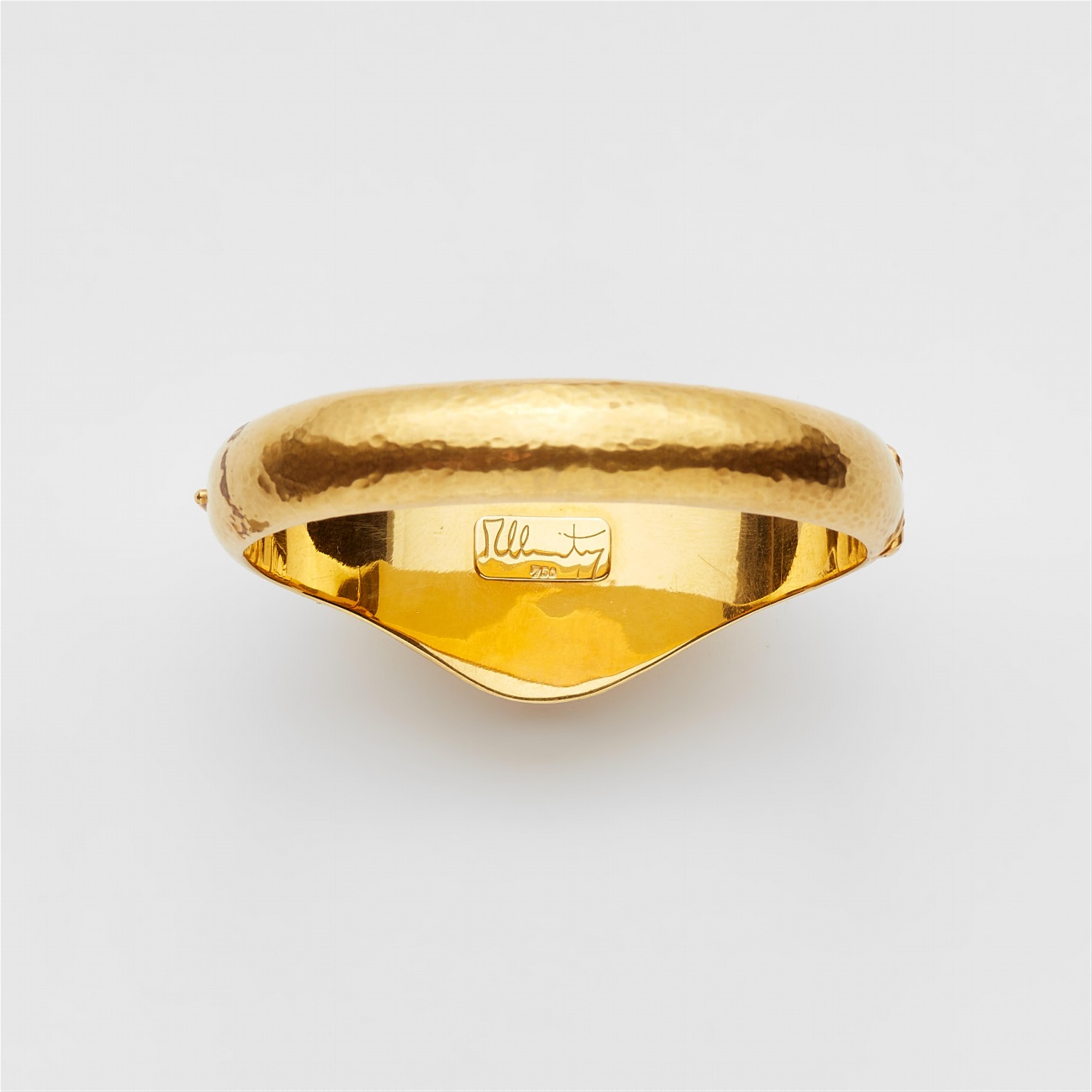 An 18k gold and Roman carnelian intaglio bangle - image-3