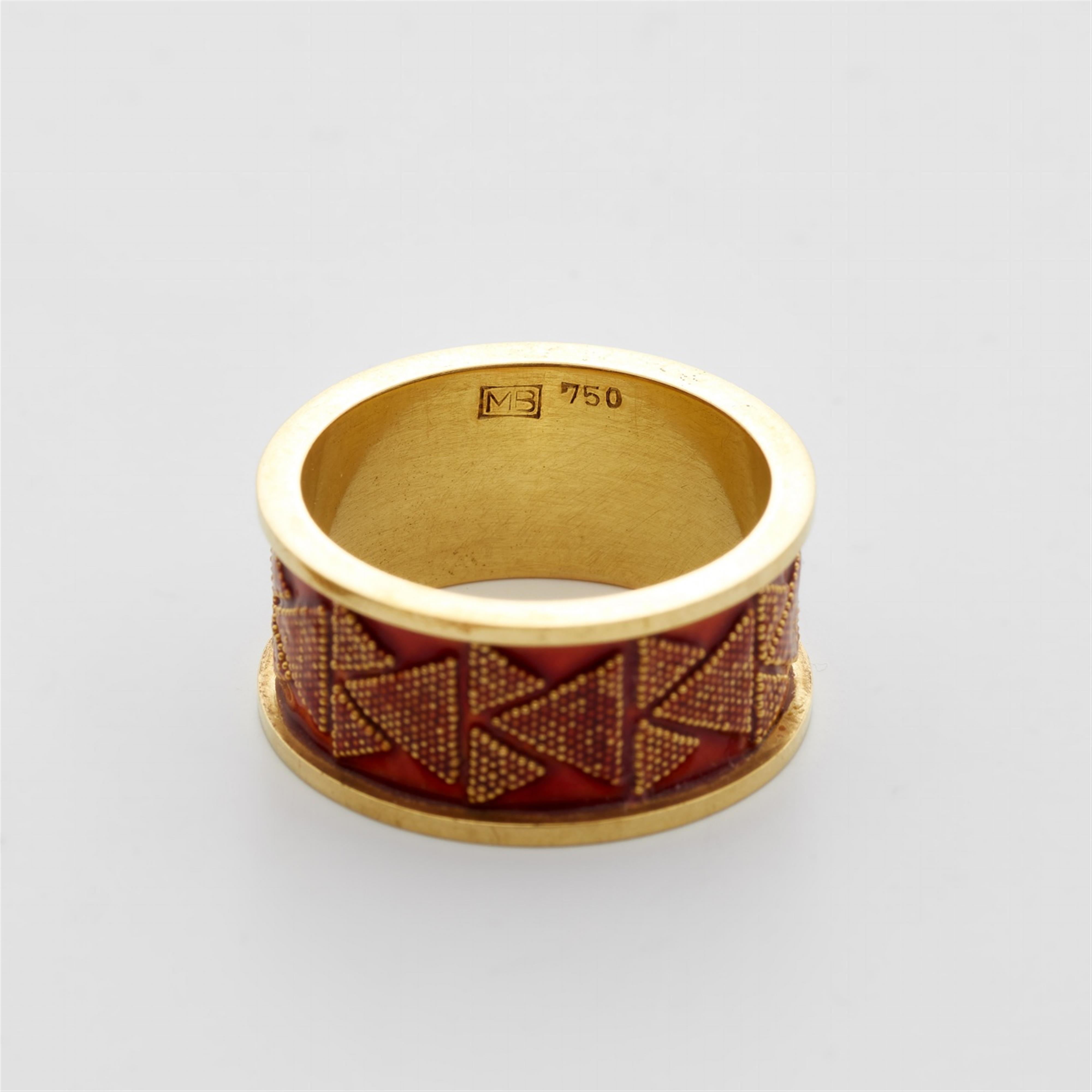 An 18k gold and enamel ring with granulation - image-3