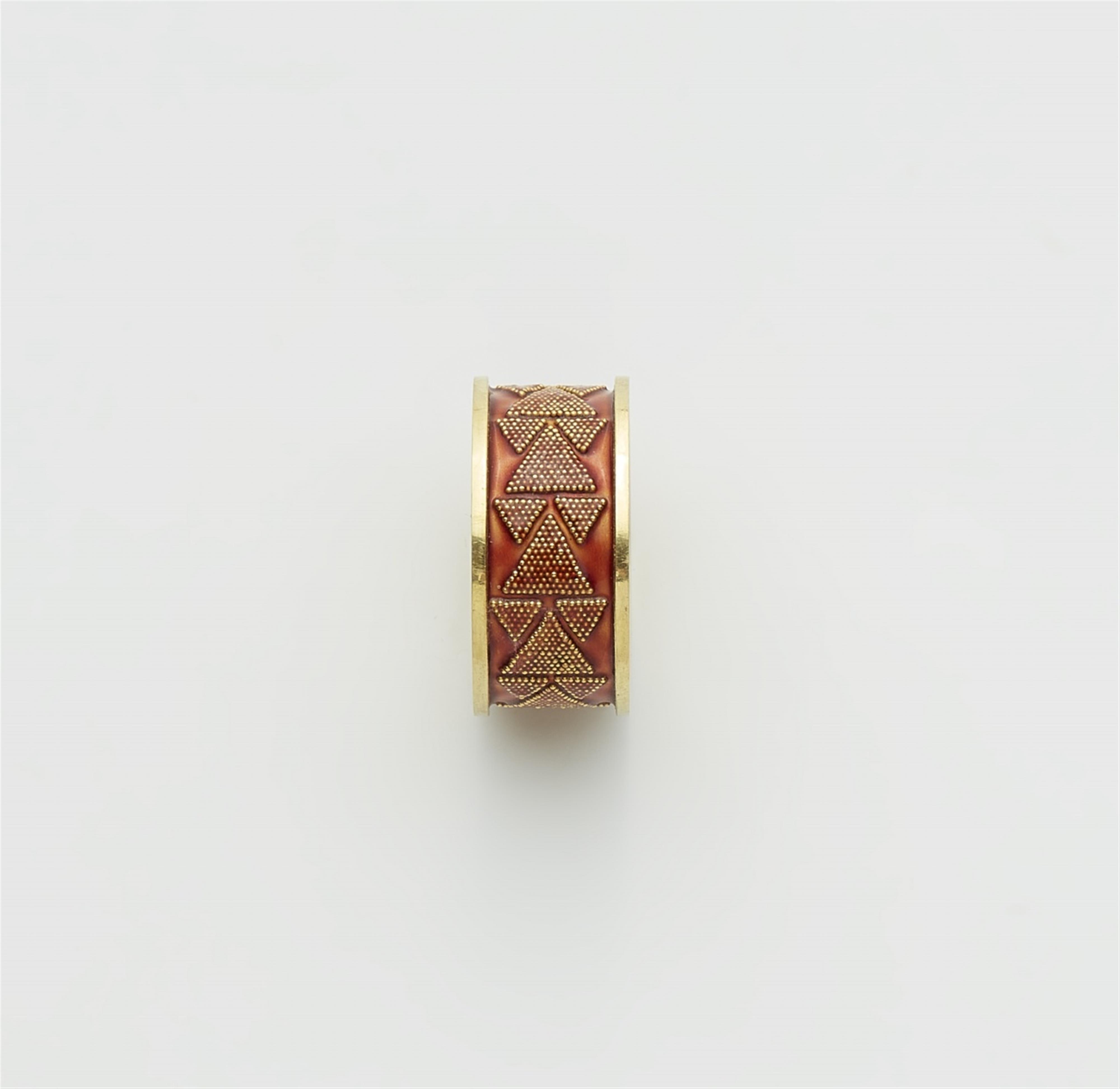 An 18k gold and enamel ring with granulation - image-4