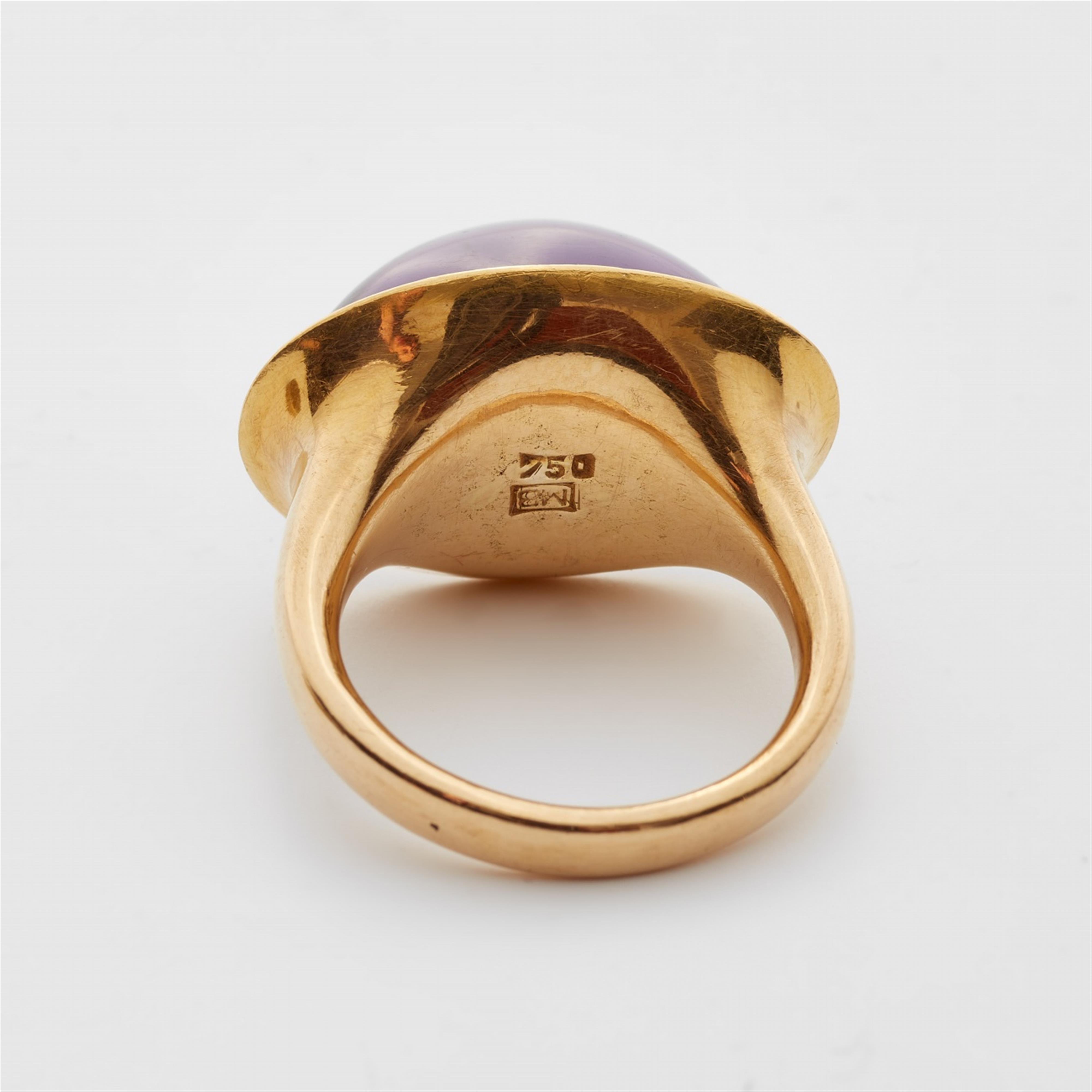 An 18k gold and amethyst ring - image-4