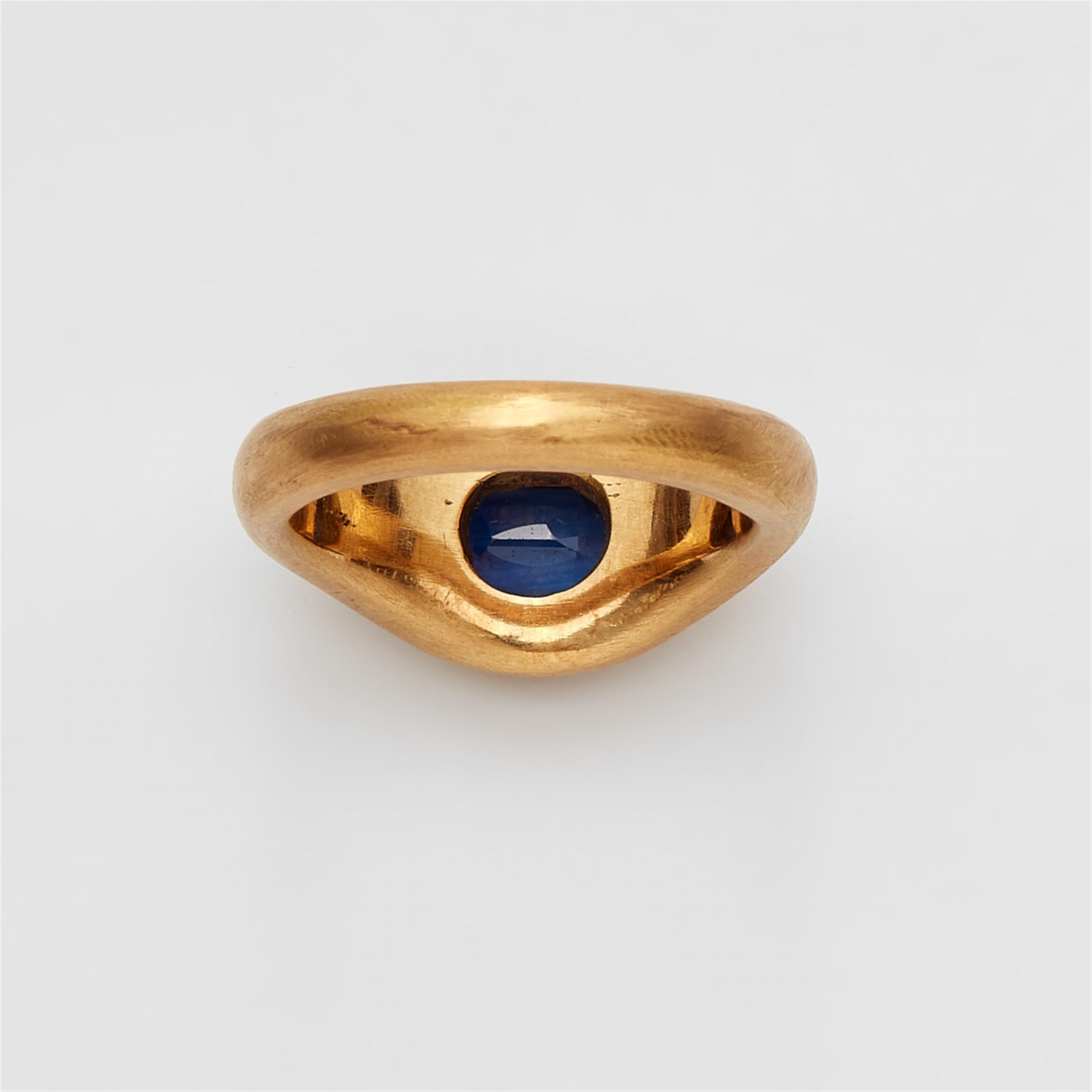 An 18k gold and sapphire ring - image-3
