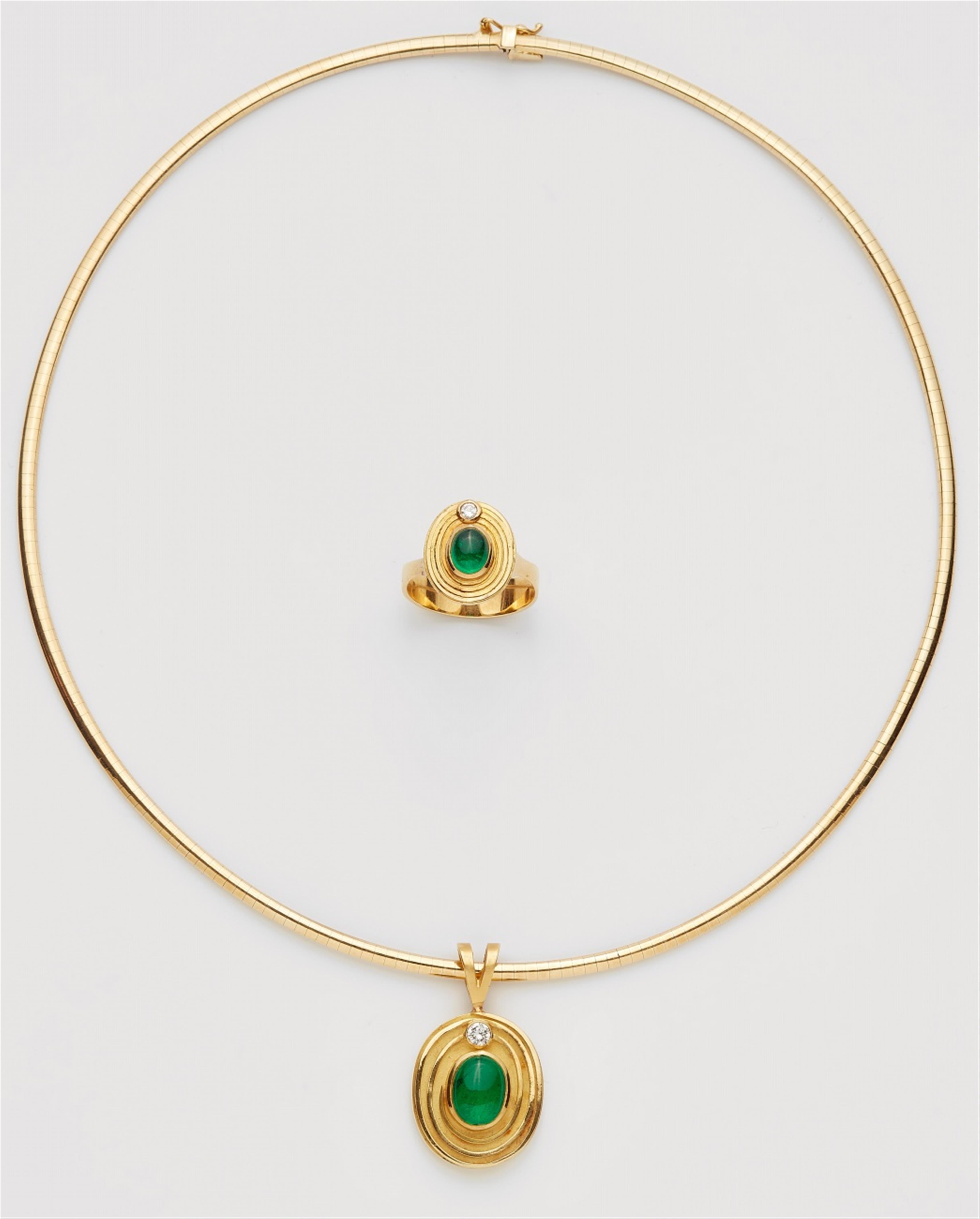 An 18k gold and emerald pendant and ring - image-1